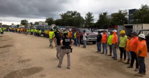 Fotografía cedida donde aparecen integrantes de la policía federal durante el arresto de más de 100 inmigrantes indocumentados en un sitio de construcción en Tallahassee, Florida (EE.UU.). EFE/HSI Tampa