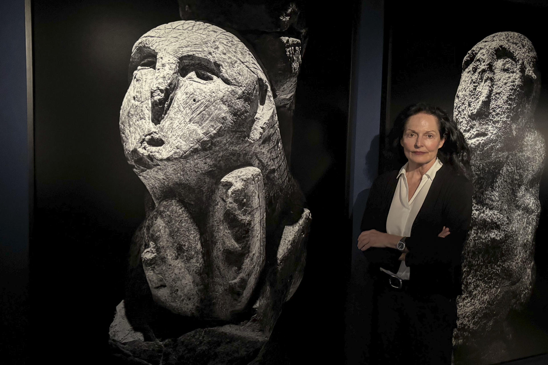La fotógrafa Isabel Muñoz, Premio Nacional de Fotografía 2016 y académica de Bellas Artes, mostrará del 23 de mayo al 26 de octubre en el museo Altamira de Santillana del Mar (Cantabria) una exposición fotográfica sobre el origen de Turquía y su humanidad. 'Una nueva historia' es una exposición que sitúa al espectador en el décimo milenio antes de Cristo, con capturas tomadas de la frontera del país otomano con Siria, todas ellas hechas de noche y con luz natural. EFE/Kike Serrano