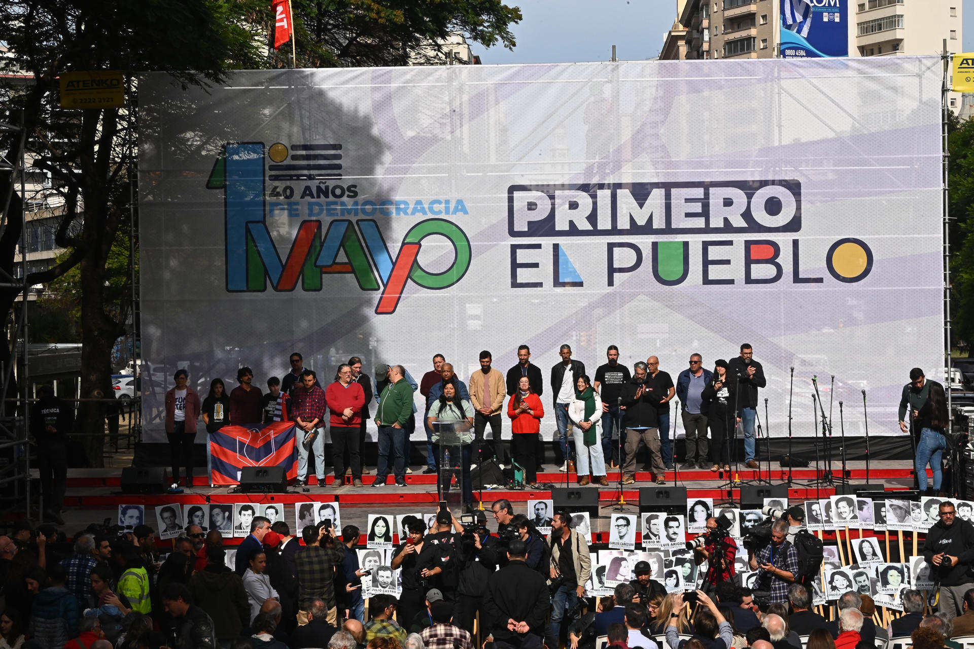 Decenas de trabajadores uruguayos fueron captados este jueves, 1 de mayor, durante los actos por el Día Internacional del Trabajo, en Montevideo (Uruguay). EFE/Federico Gutiérrez
