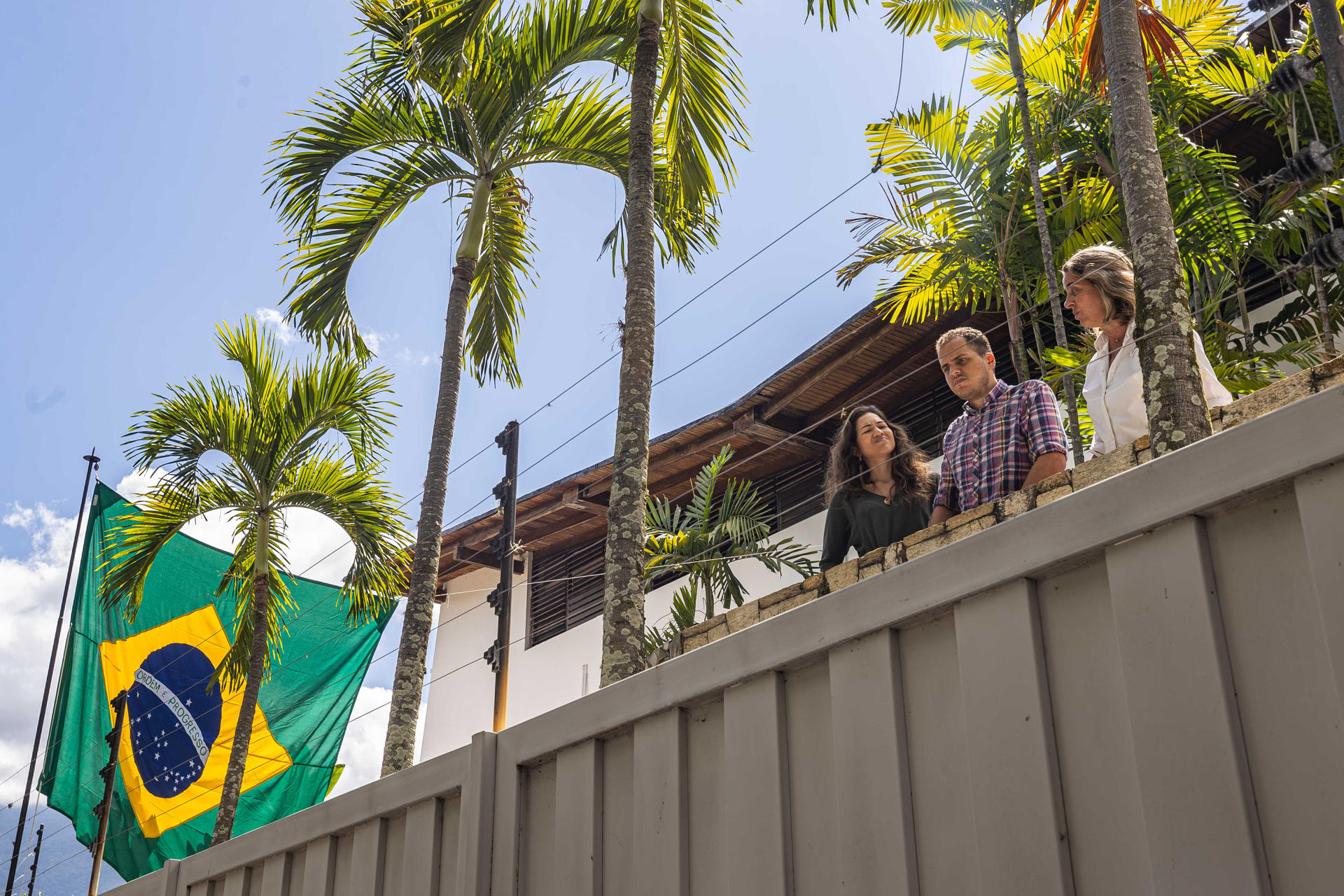 Fotografía de archivo de asilados en la residencia del embajador de Argentina, saludan a los medios de comunicación desde un balcón con la bandera de Brasil a un costado este jueves en Caracas (Venezuela). EFE/ Henry Chirinos