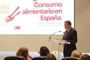 El ministro de Agricultura, Pesca y Alimentación, Luis Planas, presenta el informe de consumo alimentario en España 2024, que recoge las tendencias y principales datos de ingesta de alimentos durante el pasado ejercicio, este viernes en Madrid. EFE/ J.P. Gandul