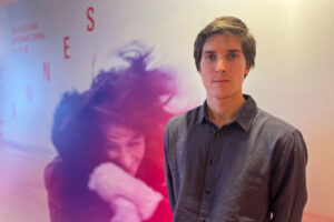 -Con su cortometraje 'Tres', el joven realizador Juan Ignacio Ceballos es el único argentino que estrenará una obra este 2025 en la selección oficial del Festival de Cannes, un proyecto que levantó con amigos y colegas en medio de la crisis que atraviesa el sector en Argentina por los recortes gubernamentales. "Es algo que da mucho vértigo, mucho terror, el no saber cuánto más va a progresar el daño que se está haciendo, hasta cuándo va a llegar", indicó a EFE el cineasta poco antes de presentar 'Tres' este martes, dentro de la sección Cinef, que contiene cortos presentados por escuelas de cine de todo el mundo.EFE/ Nerea González