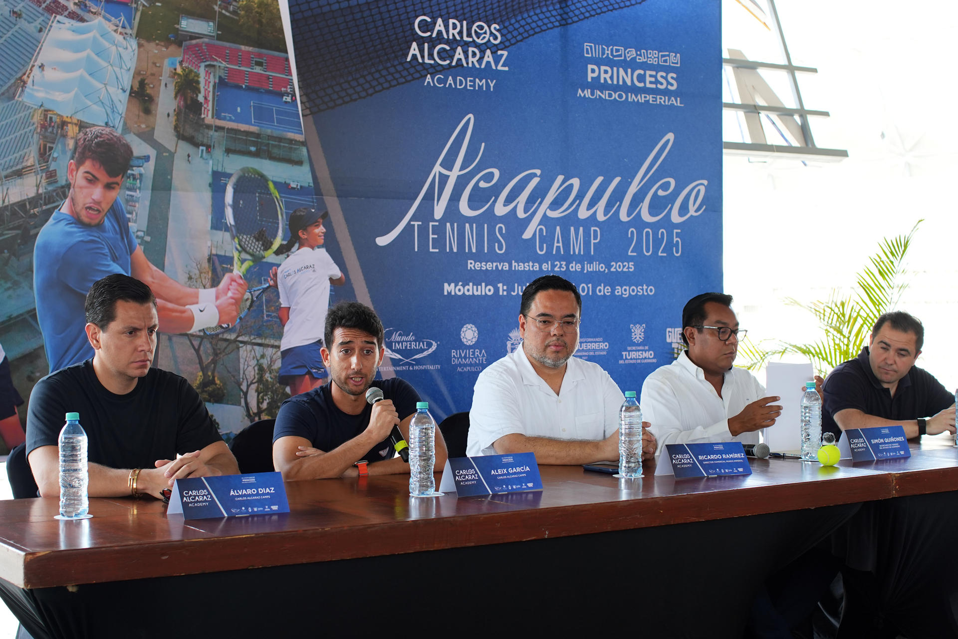 Desde la izquierda, los entrenadores de tenis Alvaro Díaz y Aleix García, el director comercial de Mundo Imperial, Ricardo Ramírez; el secretario de turismo del estado de Guerrero, Simón Quiñones y el entrenador de tenis Xavi López, durante una rueda de prensa este miércoles, en Acapulco (México). EFE/ David Guzmán