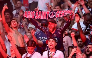 Hinchas del PSG en París. EFE/EPA/CHRISTOPHE PETIT TESSON
