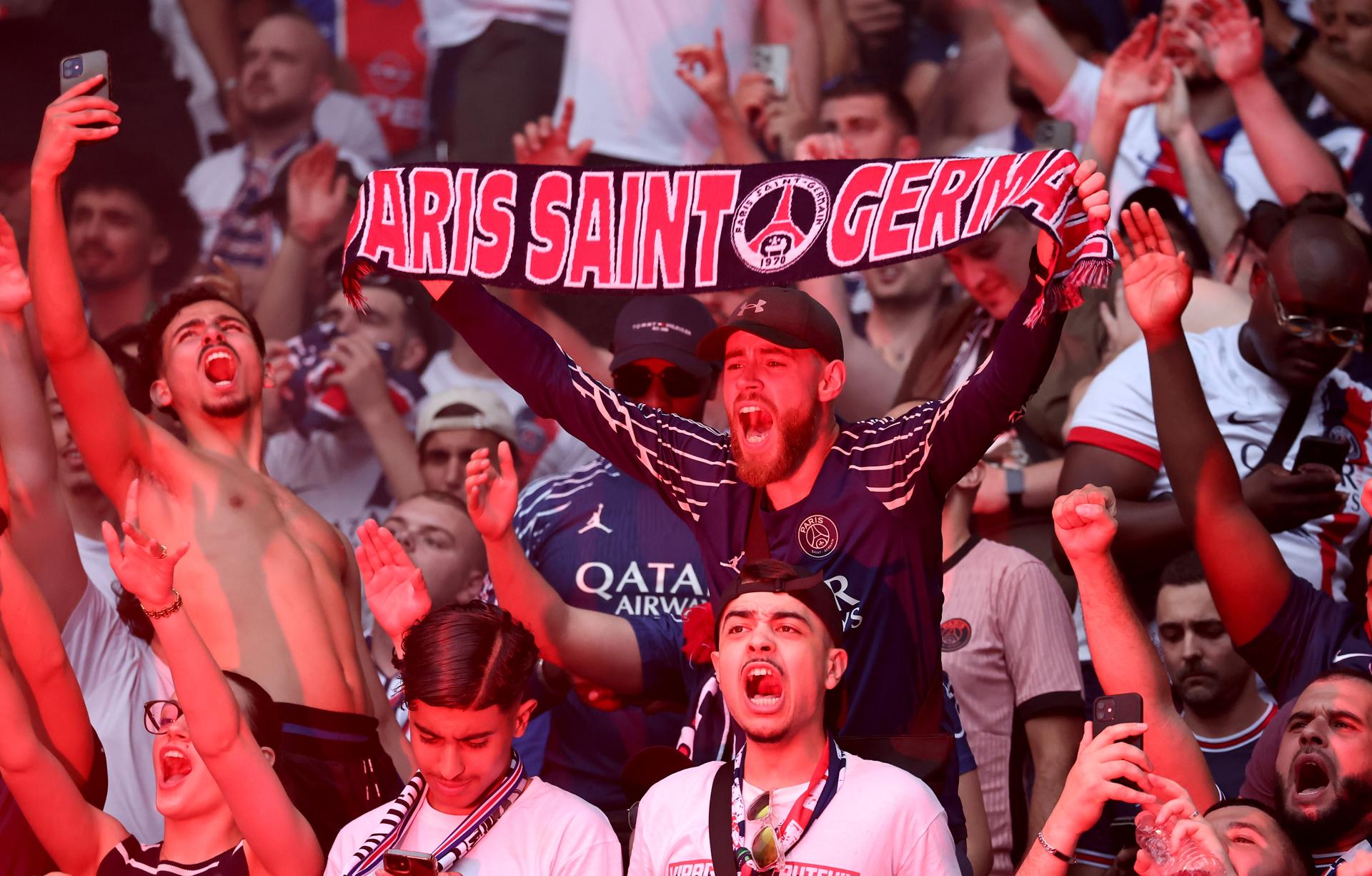 Hinchas del PSG en París. EFE/EPA/CHRISTOPHE PETIT TESSON