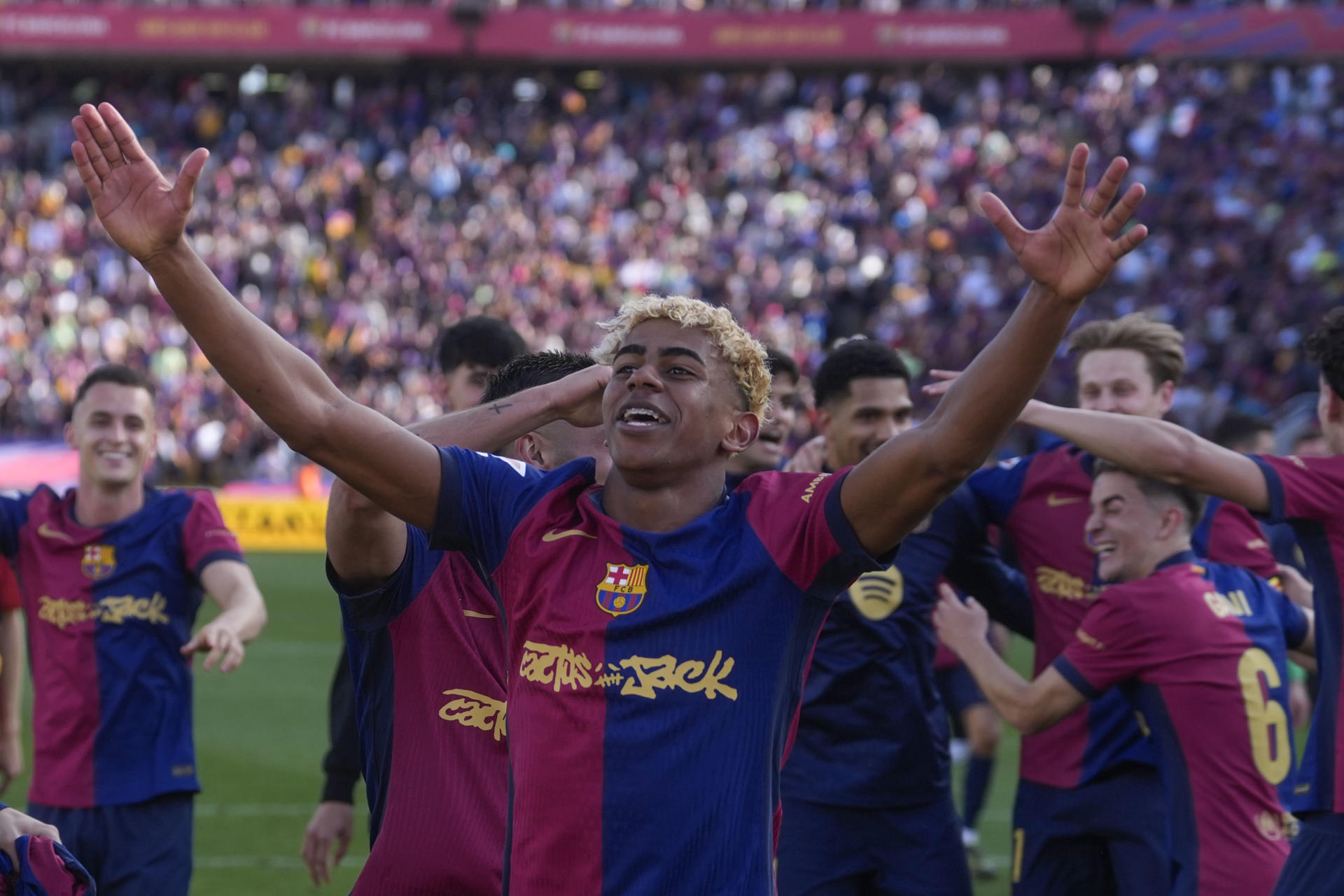 El delantero del Barcelona Lamine Yamal celebra su victoria sobre el Real Madrid. EFE/Enric Fontcuberta