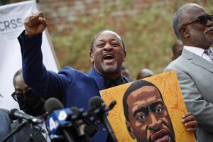 Foto de archivo de Najee Ali, activista comunitario, durante una manifestación por la muerte de George Floyd. EFE/EPA/CAROLINE BREHMAN
 
//////////
 
Los Angeles (United States), 08/10/2021.- Najee Ali, a community activist, joins family members and friends of the late George Floyd as they participate in a news conference to launch the family'Äôs Nationwide Thank You Tour at Leimert Park in Los Angeles, California, USA, 08 October 2021. The Thank You Tour is to thank those who supported the family of George Floyd the past year. George Floyd was killed in Minneapolis, Minnesota, on 25 May 2020 after now-convicted former police officer Derek Chauvin kneeled on Floyd's neck for nine minutes, twenty-nine seconds. (Estados Unidos) EFE/EPA/CAROLINE BREHMAN