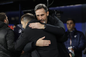Los técnicos del Alavés, el argentino Eduardo Coudet (i) y el del Osasuna, Vicente Moren, se saludan antes del inicio del encuentro que sus equipos disputaron en la jornada 16 de LaLiga EA Sports. EFE/ Villar López