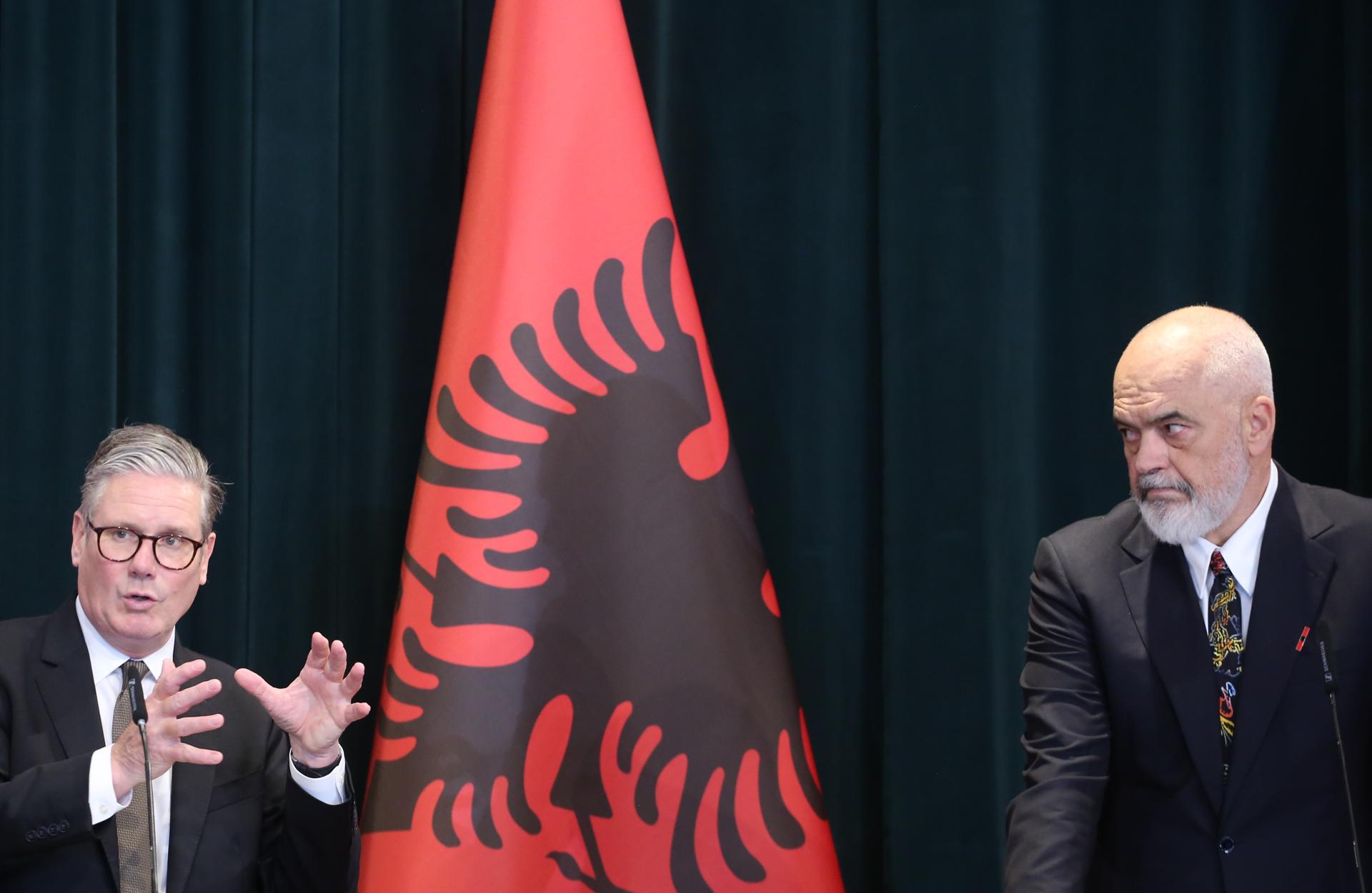 El primer ministro británico Keir Starmer (I) habla durante una conferencia de prensa conjunta con el primer ministro albanés Edi Rama (D) tras su reunión en Tirana, Albania, el 15 de mayo de 2025. 
EFE/EPA/MALTON DIBRA
 
//////////
 
TIRANA (Albania), 15/05/2025.- British Prime Minister Keir Starmer (L) speaks during a joint press conference with Albania's Prime Minister Edi Rama (R) following their meeting in Tirana, Albania, 15 May 2025. Starmer visits Albania to announce stronger joint measures against migrant smuggling, including enhanced intelligence sharing, forensic upgrades, and expanded regional cooperation. (Reino Unido) EFE/EPA/MALTON DIBRA