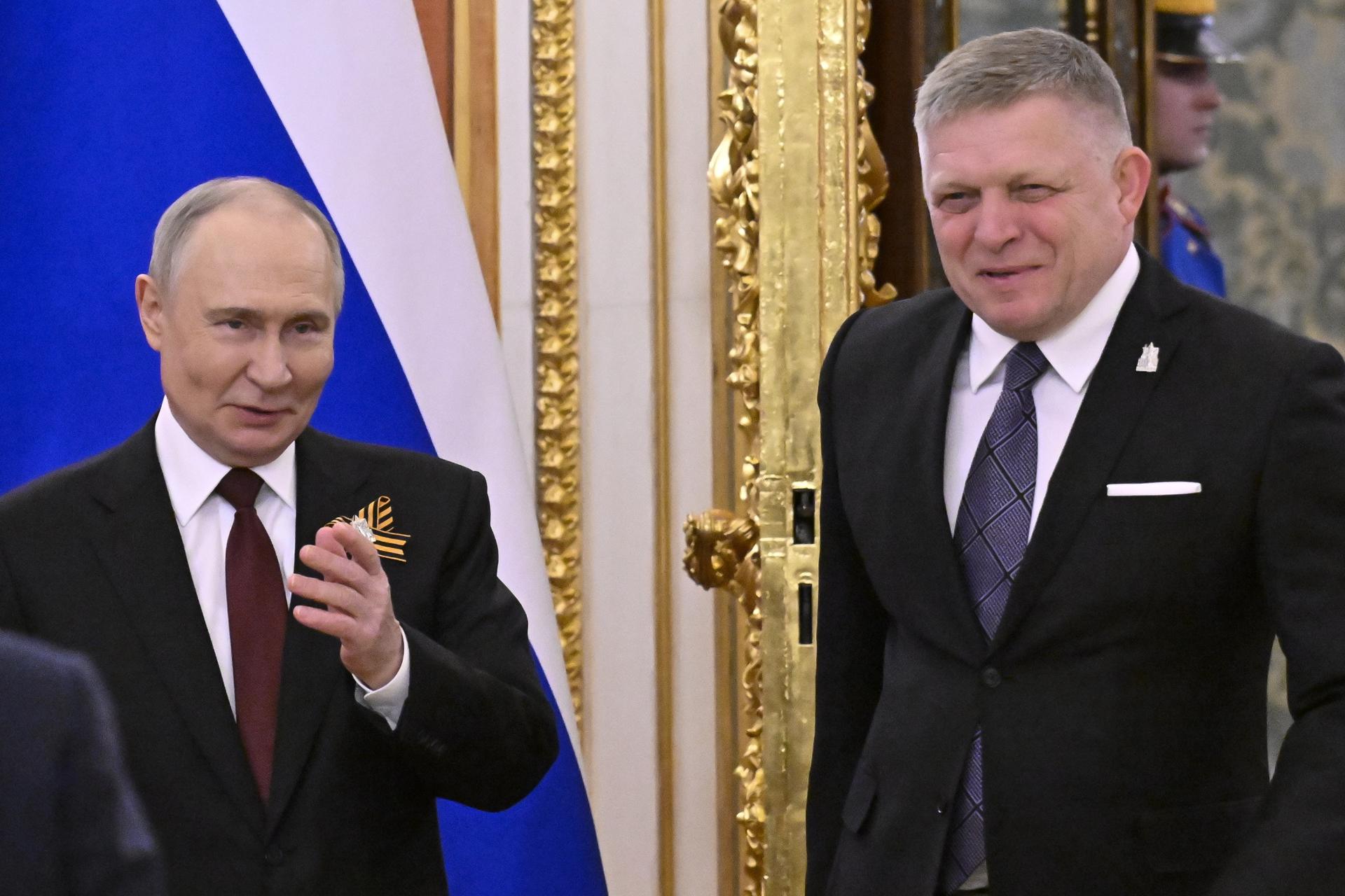 El presidente ruso, Vladimir Putin (i), se reúne con el primer ministro eslovaco, Robert Fico (d), en el Kremlin de Moscú, Rusia, el 09 de mayo de 2025. EFE/ALEXANDER NEMENOV