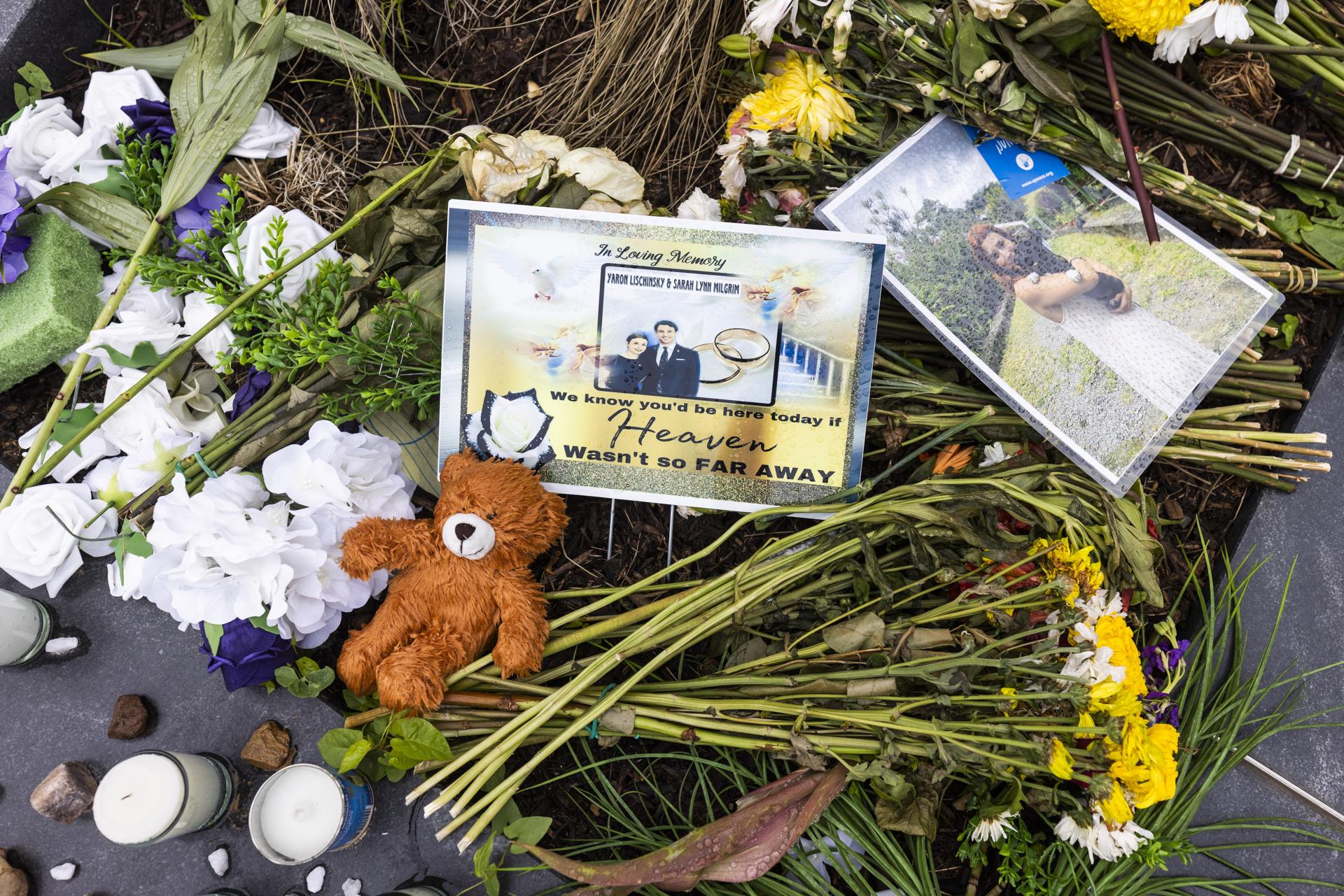 Un monumento en memoria de Yaron Lischinsky y Sarah Milgrim, empleados de la embajada de Israel asesinados frente al Museo Judío en Washington. EFE/EPA/JIM LO SCALZO