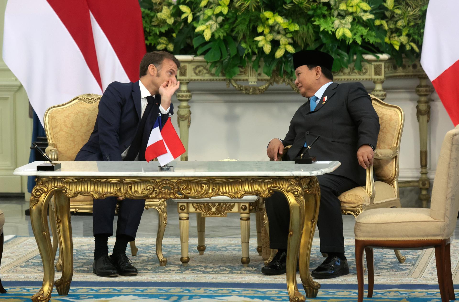 JAKARTA (Indonesia), 28/05/2025.- France's President Emmanuel Macron (L) talks to Indonesian President Prabowo Subianto (R) during their meeting at the Presidential Palace in Jakarta, Indonesia, 28 May 2025. Macron continues his Southeast Asian tour with a state visit to Indonesia from 27 to 29 May 2025. (Francia) EFE/EPA/ADI WEDA