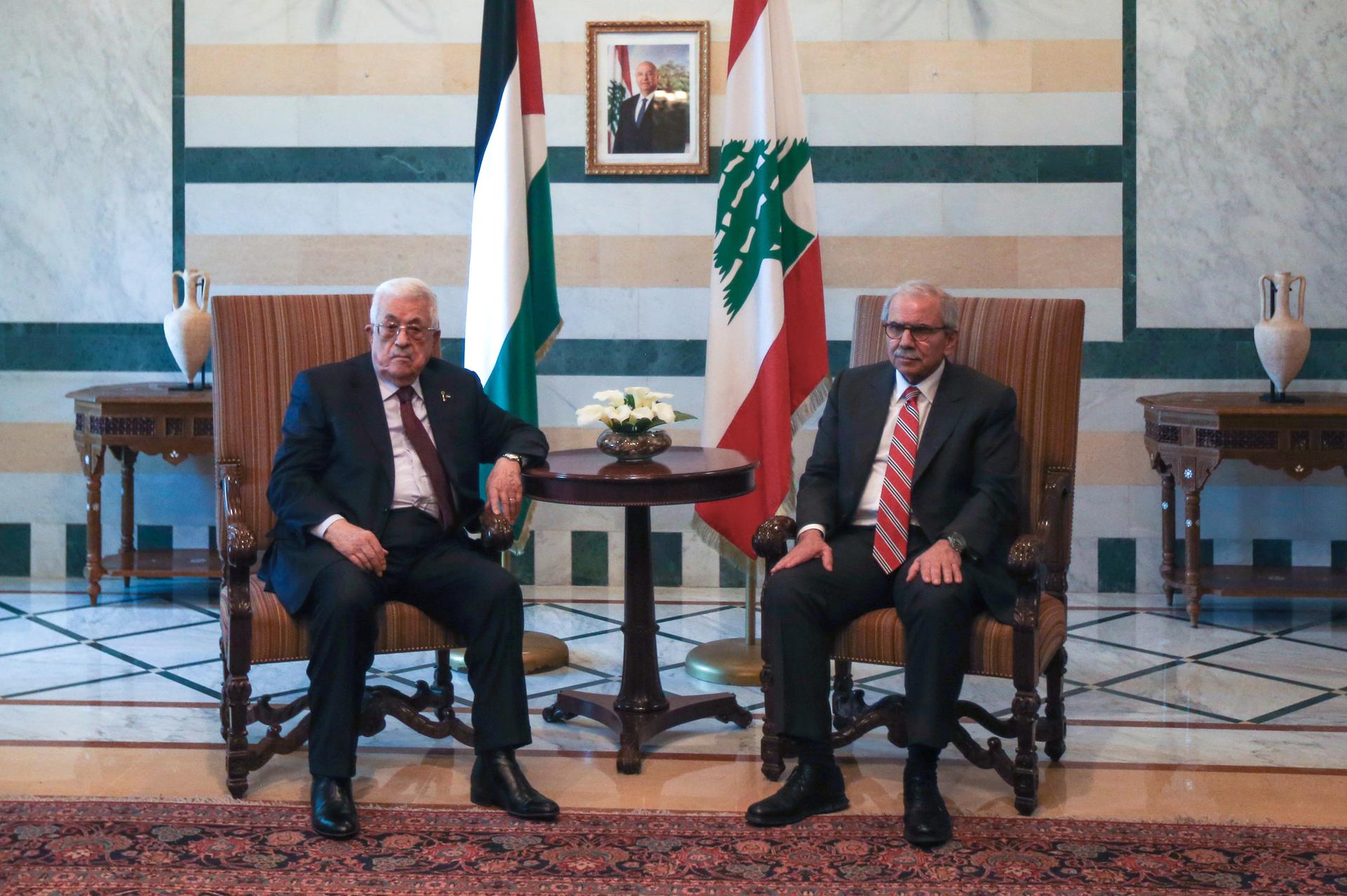 El presidente palestino, Mahmoud Abbas (I), asiste a una reunión con el primer ministro libanés, Nawaf Salam (D), en el Palacio de Gobierno en Beirut, Líbano, el 22 de mayo de 2025. Abbas llegó a Beirut el 21 de mayo para una visita oficial de tres días para reunirse con funcionarios libaneses, así como para discutir temas relacionados con los refugiados palestinos en el Líbano. (Líbano) EFE/EPA/WAEL HAMZEH