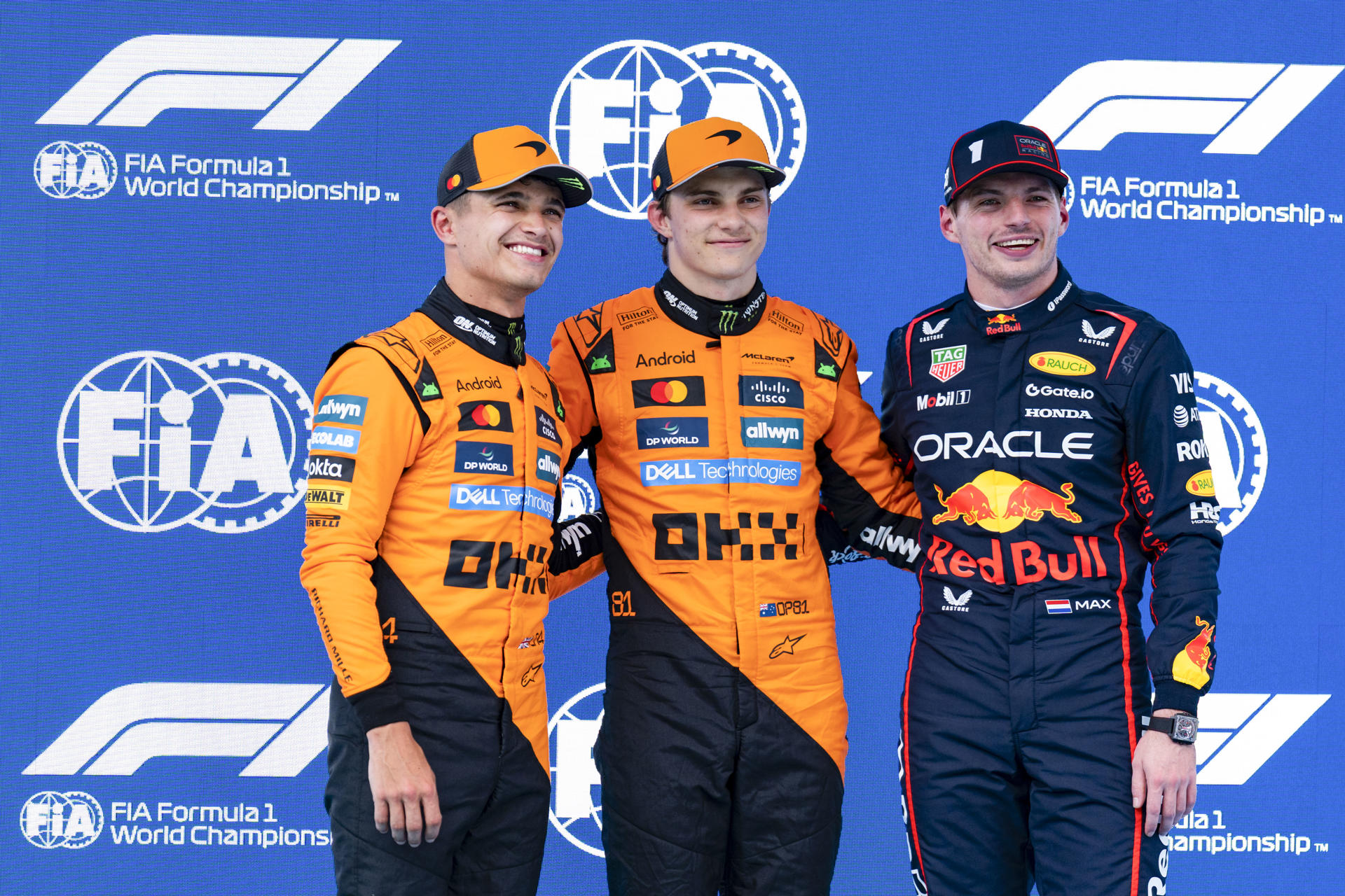 El piloto australiano del equipo McLaren Oscar Piastri (c), el piloto británico del equipo McLaren Lando Norris (i) y el piloto neerlandés del equipo Oracle Red Bull Racing Max Verstappen (d) posan después de la clasificación previo al Gran Premio de España de Fórmula 1 en el circuito de Barcelona-Cataluña, en Montmeló (Barcelona). EFE/Siu Wu