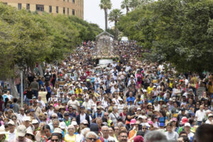 La Virgen del Pino, patrona de Gran Canaria, camina en procesión acompañada por miles de personas, desde la basílica de Teror hasta la catedral de Santa Ana, en una peregrinación para celebrar el Año Jubilar de la Esperanza, este sábado en Las Palmas de Gran Canaria.- EFE/ Quique Curbelo