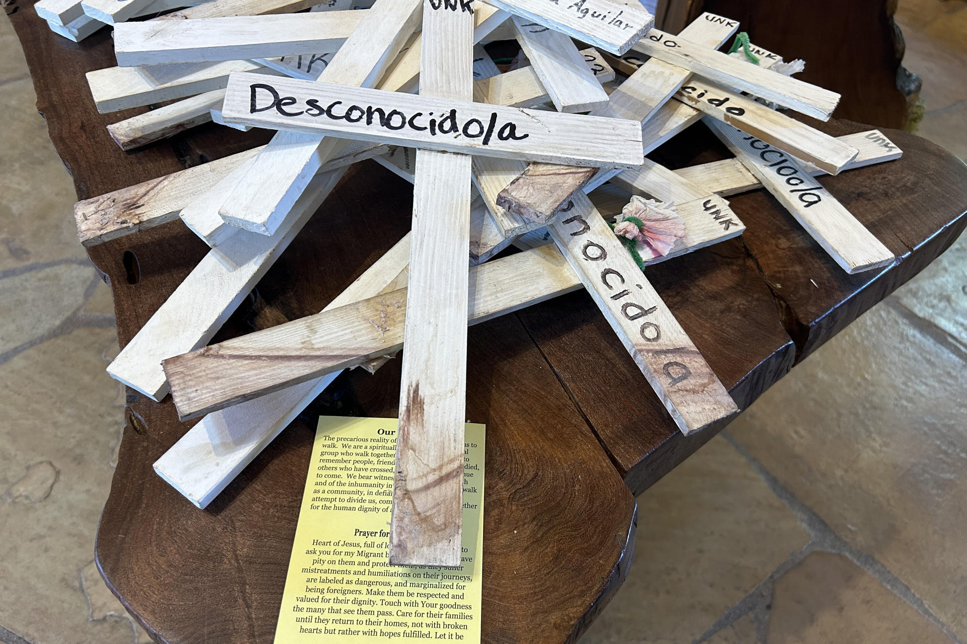 Fotografía de cruces de madera de color blanco en memoria de los migrantes fallecidos en la frontera, este lunes en Tucson (Estados Unidos). EFE/ María León
