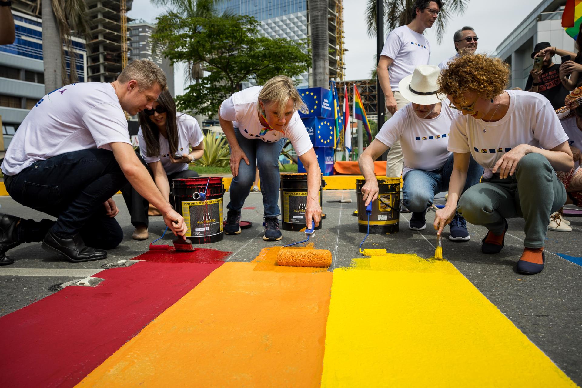 Personas participan en una actividad cultural este sábado, en Caracas (Venezuela). EFE/ Miguel Gutiérrez