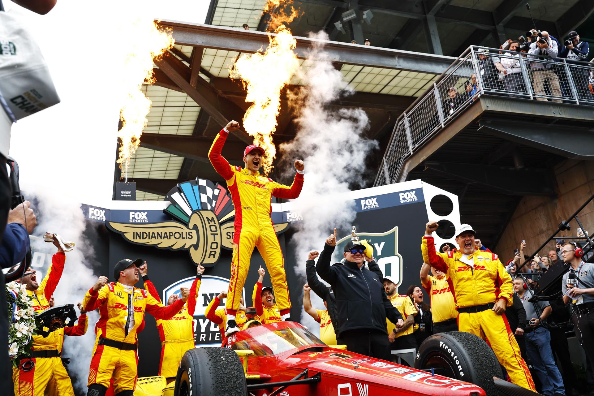 Fotografía cedida por IndyCar del piloto español Álex Palou en el podio de la 109 edición de las 500 Millas de Indianápolis. EFE/Chris Jones/IndyCar