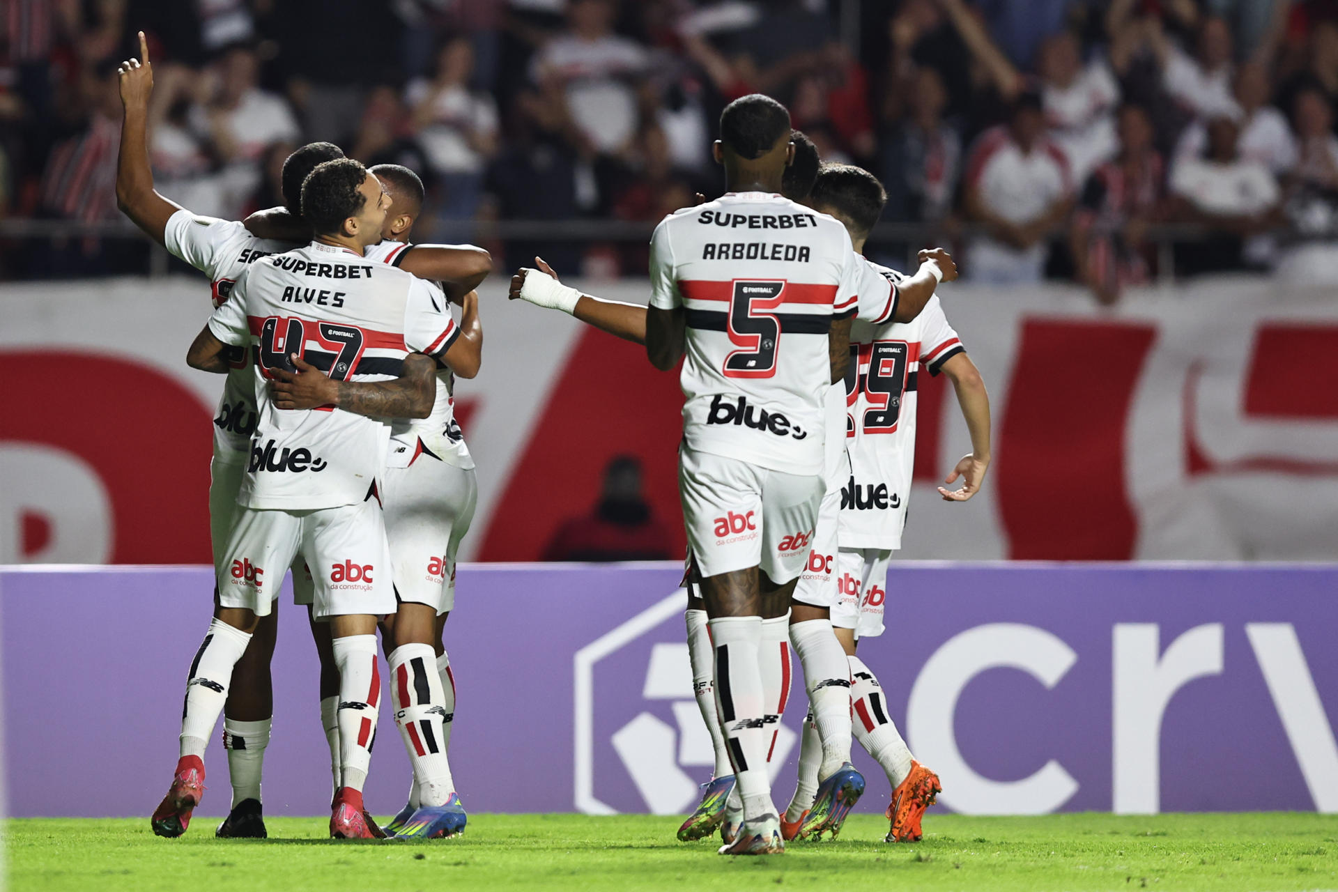 Jugadores de Sao Paulo celebran este martes el gol de la victoria por 2-1 sobre Talleres de Córdoba en el estadio Morumbi en la última jornada de la fase de grupos de la Copa Libertadores. EFE/ Isaac Fontana