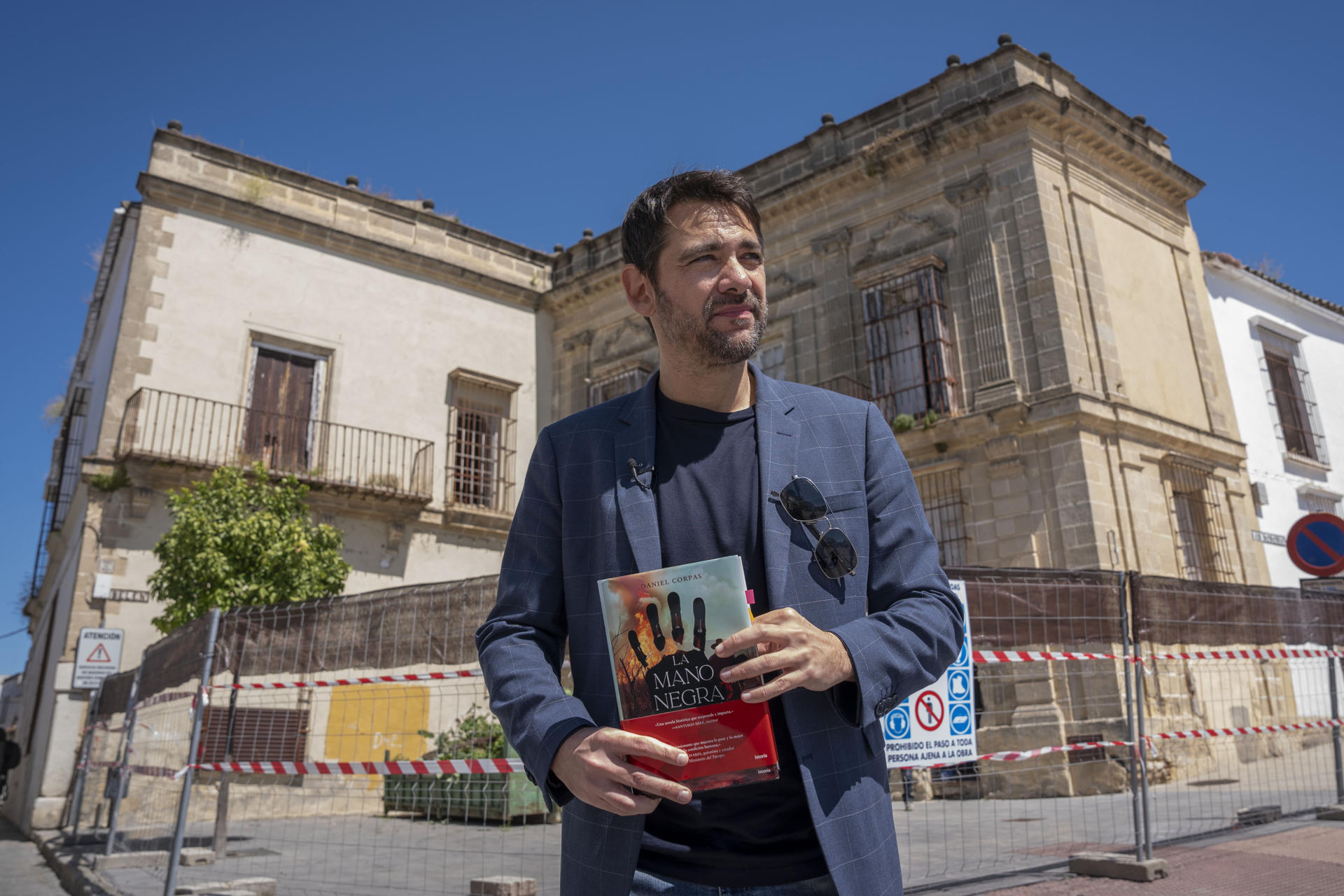 "Leía la historia de 'La Mano Negra' y me parecía de ficción", ha dicho el guionista de cine y de televisión Daniel Corpas (malagueño nacido en Copenhage en 1976) de la documentación para su primera novela, 'La Mano Negra' (Istoria), sobre el grupo de jornaleros anarcoides que aterrorizó los campos andaluces a finales del XIX. EFE/Román Ríos