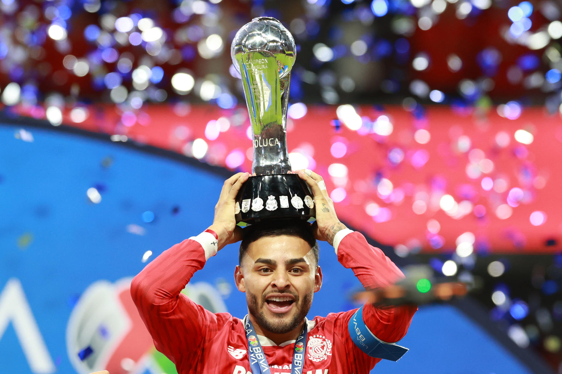 El delantero y capitán de Toluca, Alexis Vega, sostiene el trofeo del Torneo Clausura mexicano conquistado este domingo a expensas del América en el estadio Nemesio Díez. EFE/ Alex Cruz
