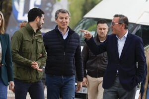Imagen de archivo del presidente del PP, Alberto Núñez Feijóo (c), y el senador Carlos Serrano (d). EFE/ Juan Carlos Hidalgo