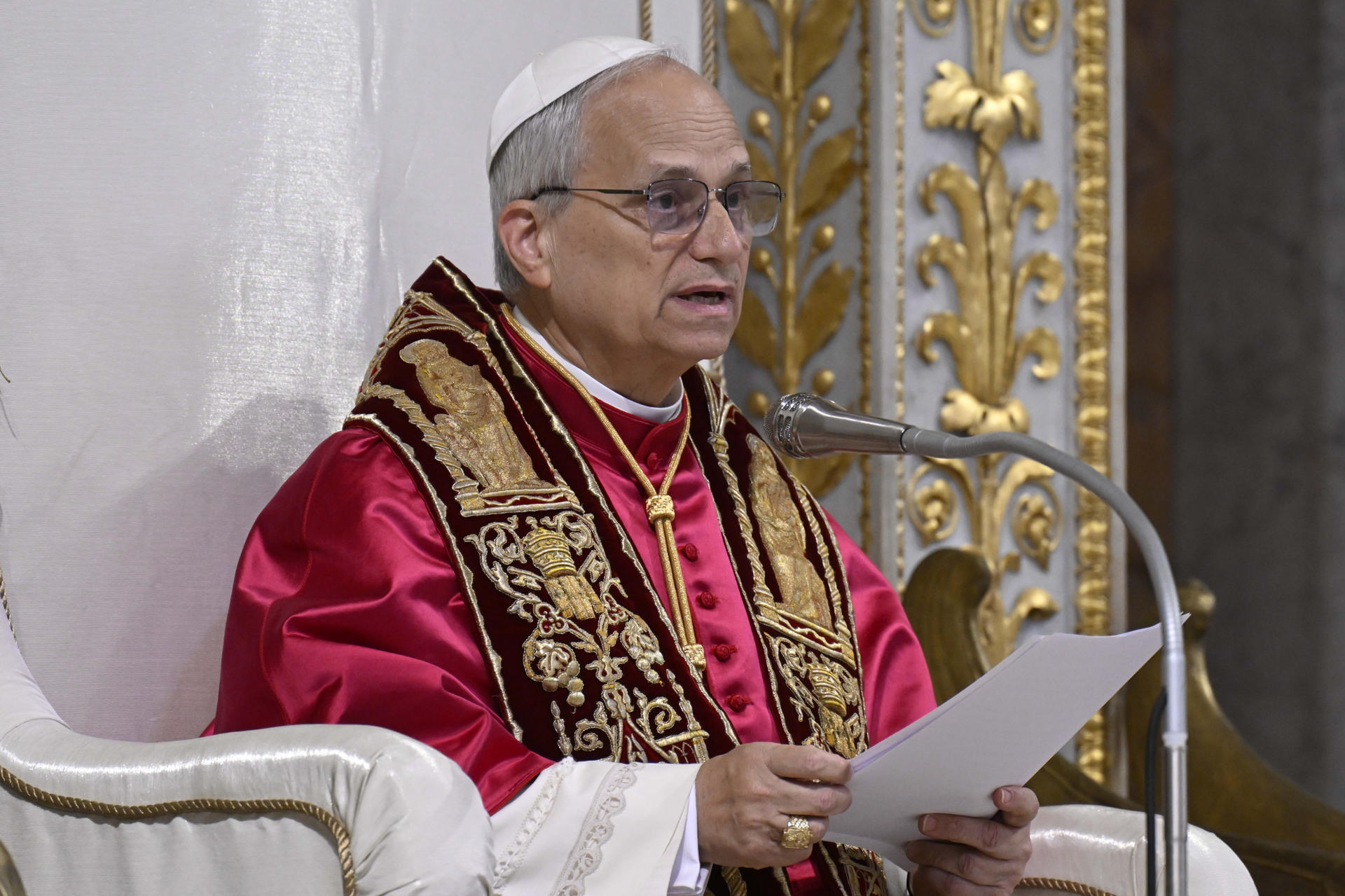 León XIV acudió este martes a la basílica papal de San Pablo Extramuros de Roma para tomar posesión de la misma y, durante su visita, se arrodilló en oración ante la tumba del apóstol de los gentiles y pidió "la gracia" para su "misión". "Que el Señor me conceda la gracia de responder fielmente a su llamada", auguró durante la breve homilía que pronunció ante los fieles que le esperaban dentro del templo.León XIV ha acudido este martes a esta basílica ubicada en el lugar donde, según la tradición, fue decapitado y sepultado el apóstol Pablo y donde le esperaban cientos de fieles. EFE/Simone Risoluti/Dicasterio para la Comunicación del Vaticano ***SOLO USO EDITORIAL/SOLO DISPONIBLE PARA ILUSTRAR LA NOTICIA QUE ACOMPAÑA (CRÉDITO OBLIGATORIO)***