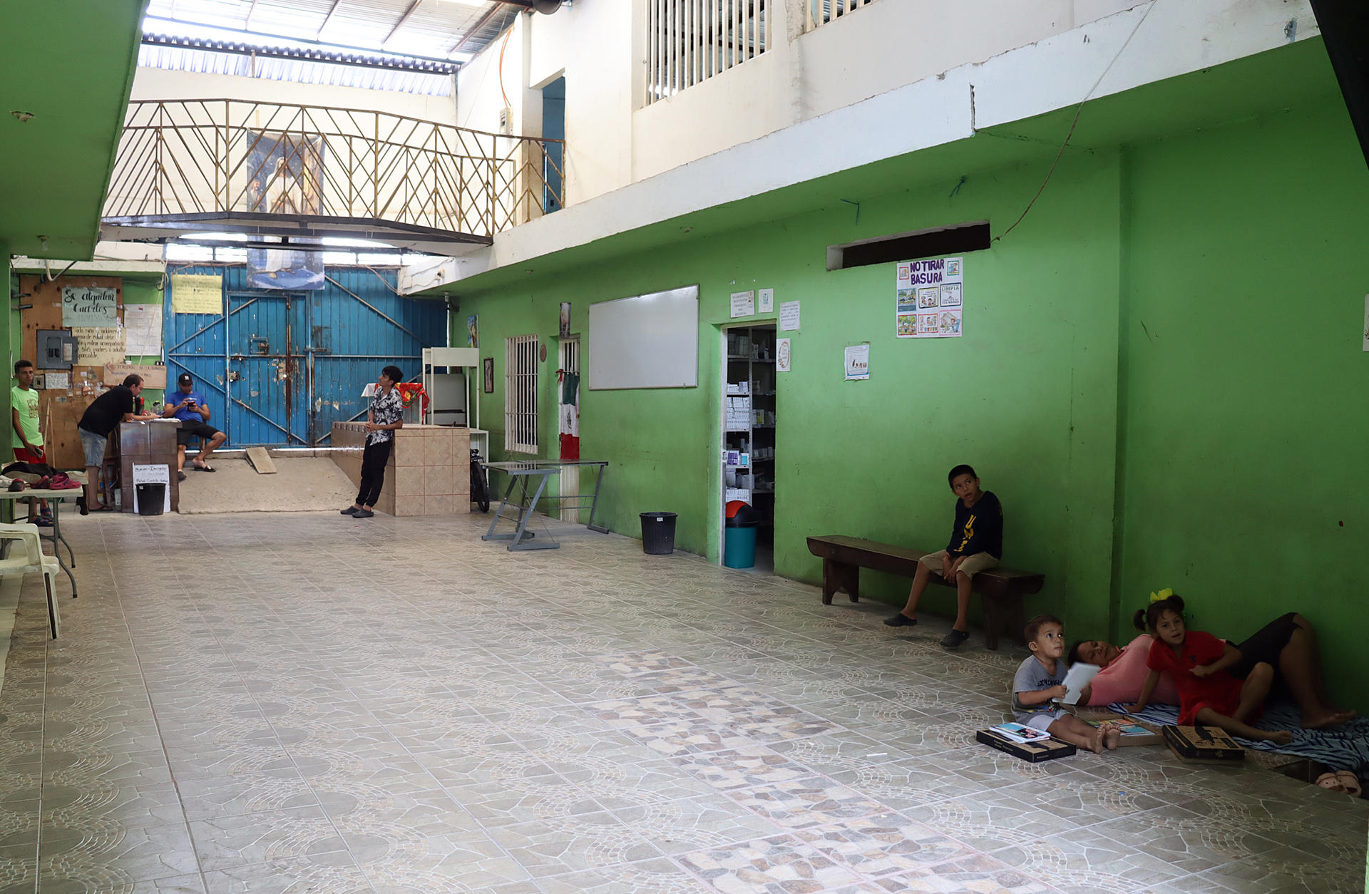 Migrantes permanecen este sábado en el 'Albergue Jesús en buen pastor' en la ciudad de Tapachula en el estado de Chiapas (México). EFE/ Juan Manuel Blanco