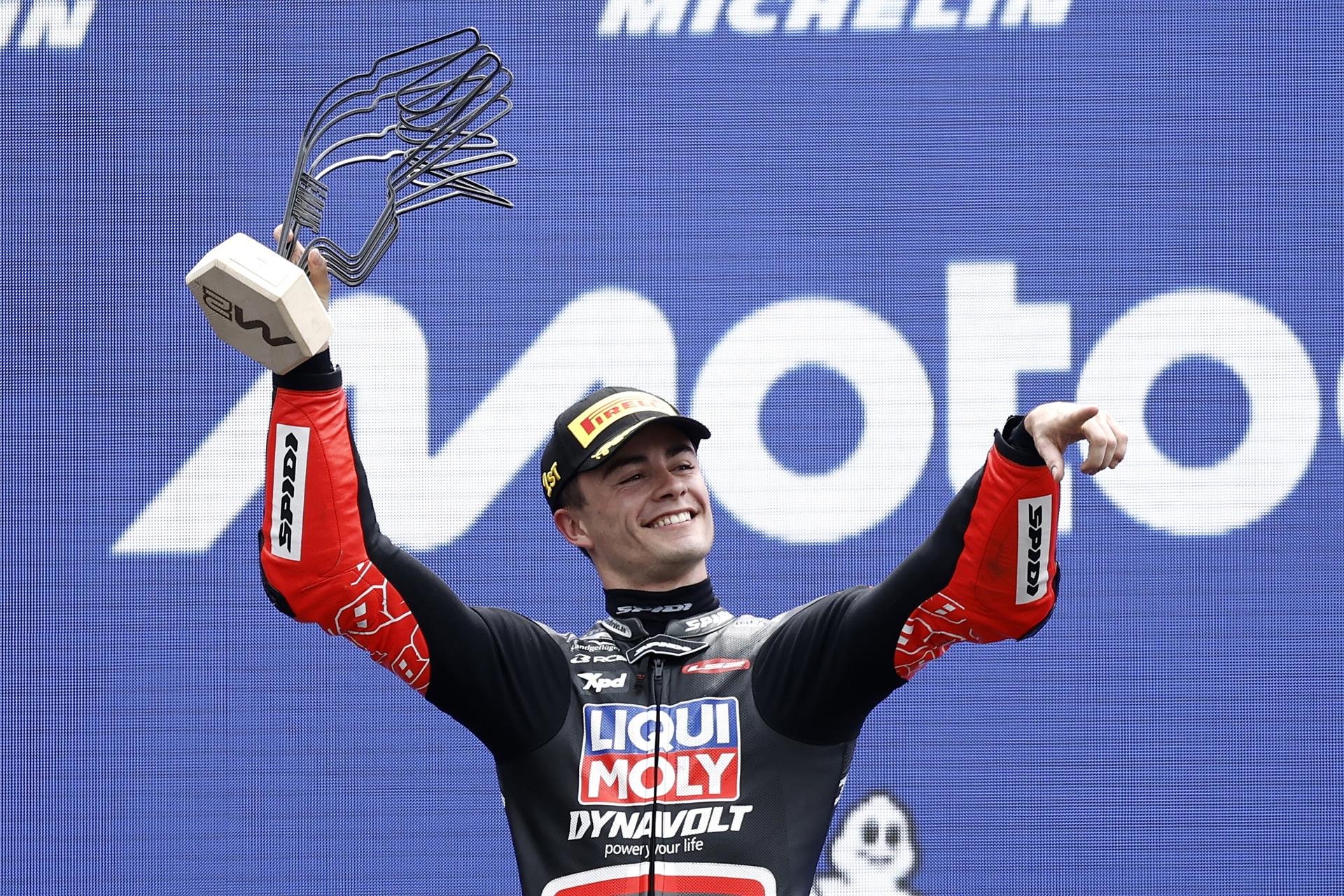 El piloto español Manuel González, del equipo Liqui Moly Dynavolt Intact GP, celebra en el podio tras ganar la carrera de Moto2 en el Gran Premio de Francia de Motociclismo en Le Mans, Francia. EFE/EPA/YOAN VALAT