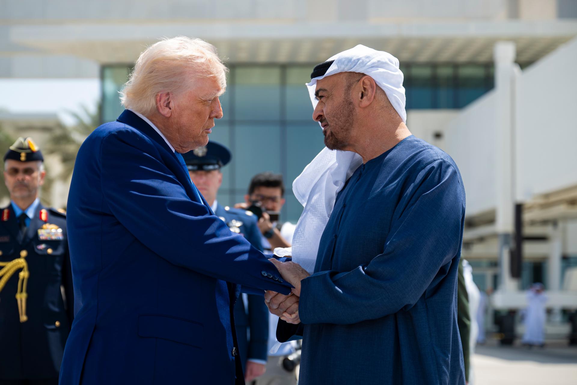 Fotografía cedida del presidente estadounidense, Donald Trump, despidiéndose del presidente de Emiratos Árabes Unidos, Mohamed bin Zayed Al Nahyan en el Aeropuerto Presidencial de Abu Dabi, Emiratos Árabes Unidos, el 16 de mayo de 2025. EFE/PRESIDENCIA DE LOS EAU