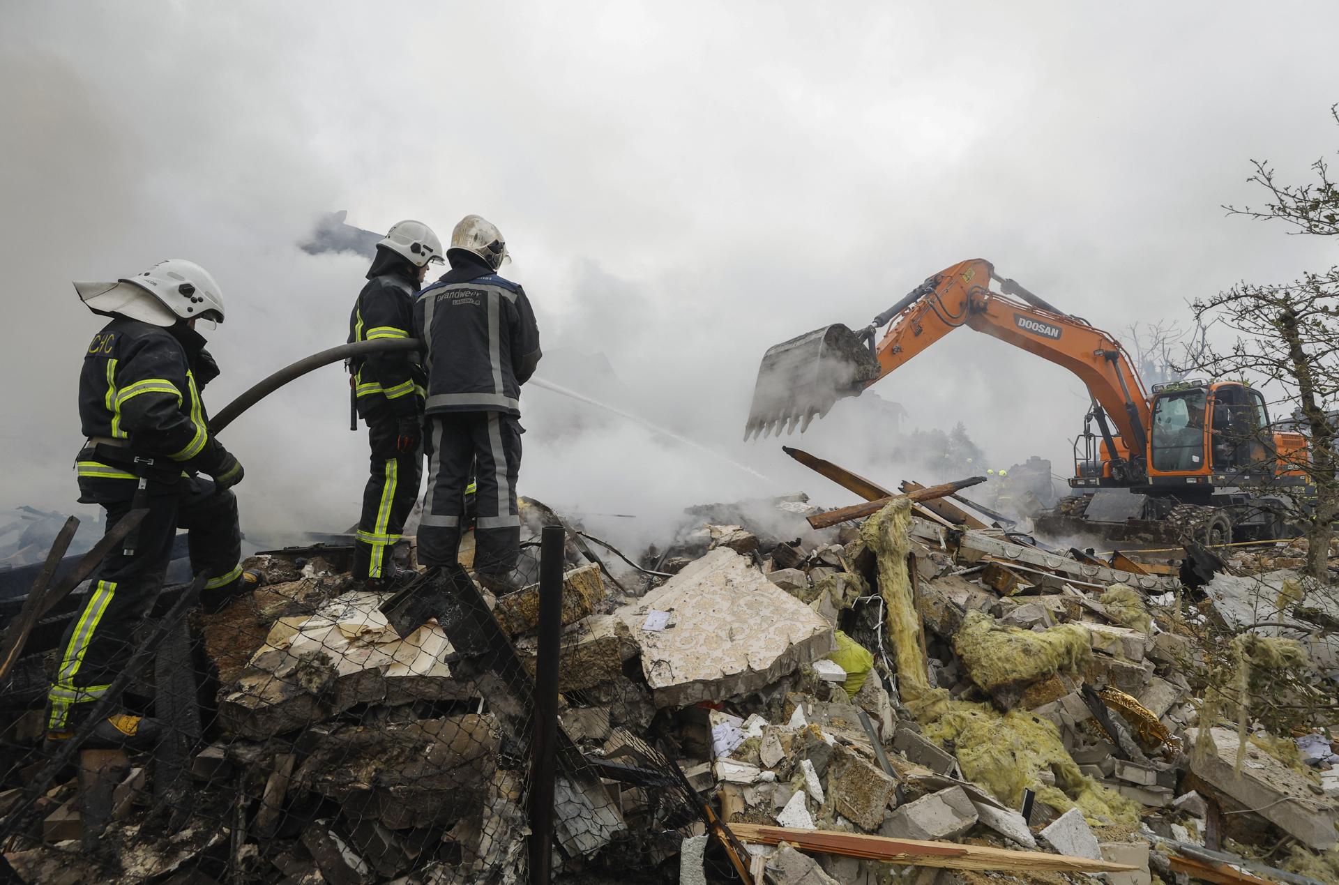Ataque ruso en una zona residencial de Kiev el 25 de mayo de 2025. EFE/EPA/SERGEY DOLZHENKO