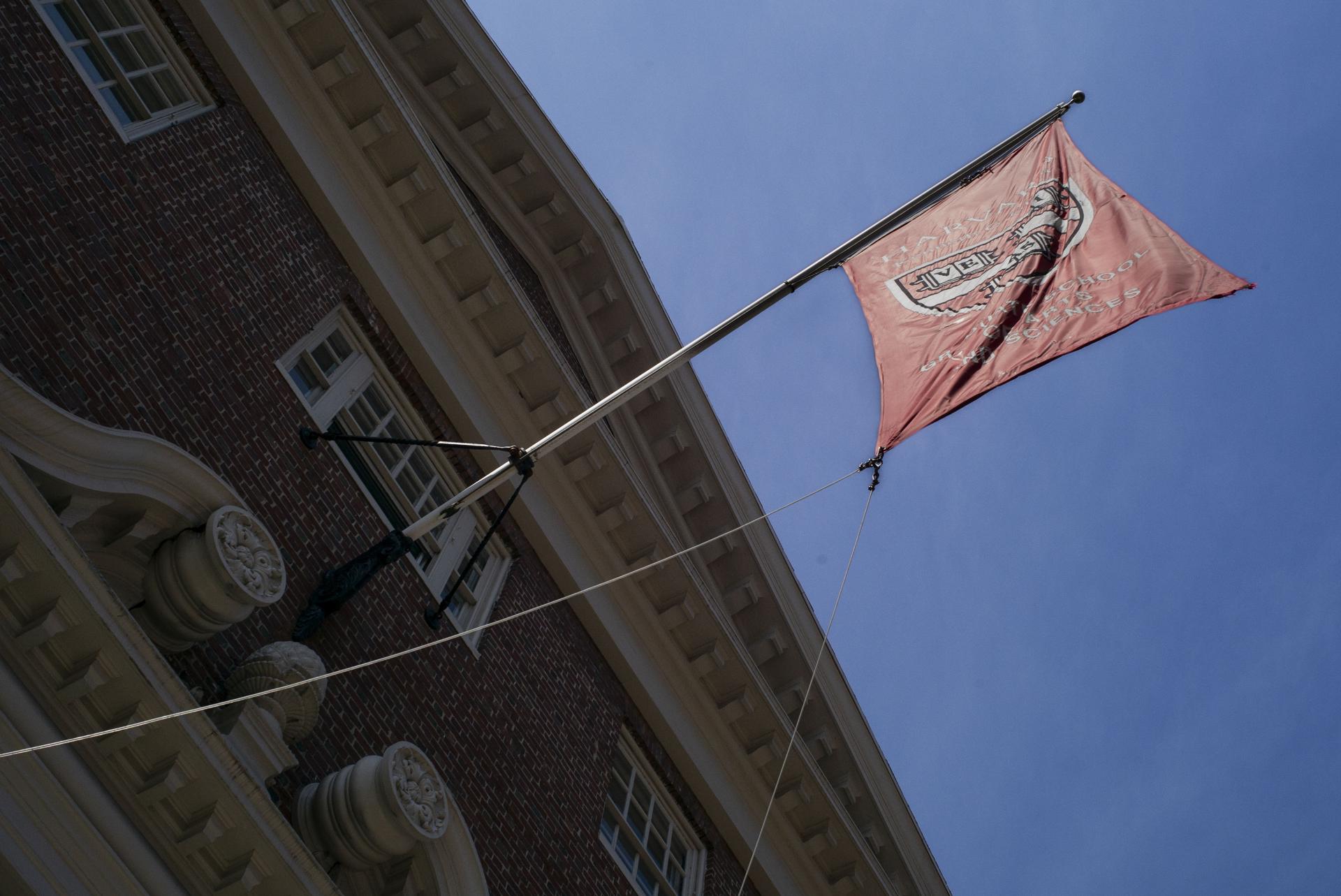 Una bandera ondea frente a Lehman Hall en el campus de la Universidad de Harvard en Allston, Massachusetts, EE.UU., en una fotografía de archivo. EFE/CJ GUNTHER