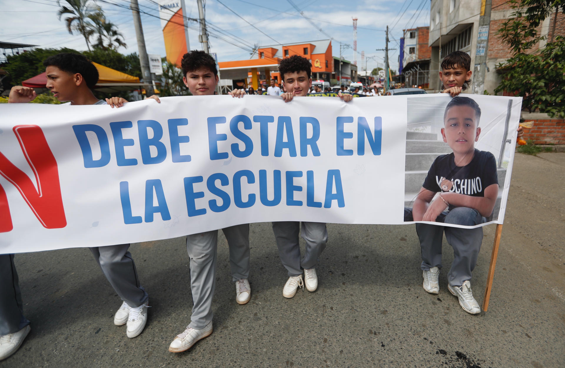 Personas se manifiestan este lunes durante una marcha solicitando la libertad del niño Lyan Hortúa, quien fue secuestrado el pasado 3 de mayo en zona rural de Jamundí (Colombia). EFE/Ernesto Guzmán