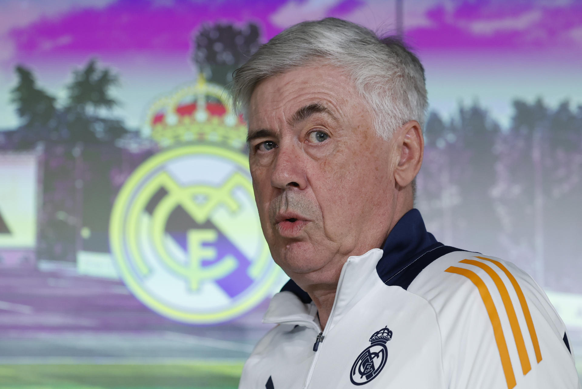 El entrenador del Real Madrid, Carlo Ancelotti, ofrece una rueda de prensa después del entrenamiento del equipo en la Ciudad Deportiva del Real Madrid en Valdebebas. EFE/Mariscal