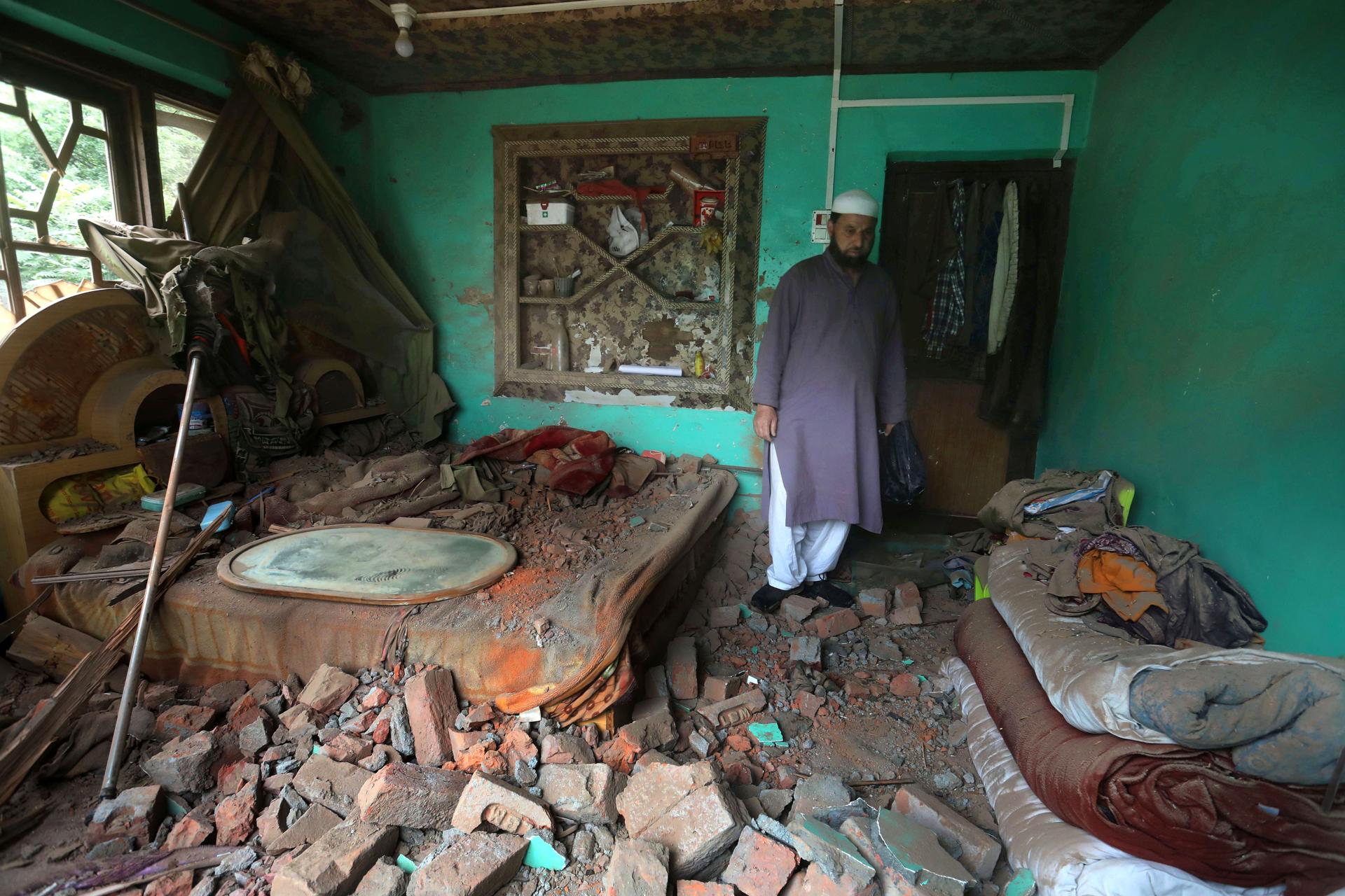 Un aldeano de Cachemira inspecciona una casa dañada tras los bombardeos transfronterizos de Pakistán, en la aldea de Gingal en Uri, Cachemira administrada por India, 09 de mayo de 2025. Según el Ministerio de Defensa indio, en la noche del 7 y 8 de mayo de 2025, Pakistán intentó atacar varios objetivos militares en el norte y el oeste de la India utilizando drones y misiles, y en respuesta, las fuerzas armadas indias atacaron radares y sistemas de defensa aérea en varios lugares de Pakistán. EFE/EPA/FAROOQ KHAN