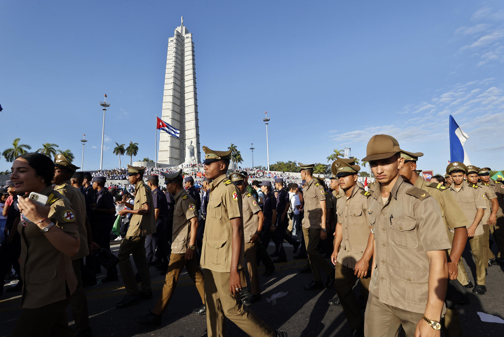 Militares participan en el desfile del Primero de Mayo este jueves, en la Habana (Cuba). EFE/ Ernesto Mastrascusa