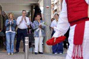 El presidente del PNV, Aitor Esteban, y la presidenta del partido en Gipuzkoa, Maria Eugenia Arrizabalaga (i), participan en un acto político con motivo de la inauguración del batzoki de Azkoitia (Gipuzkoa) este domingo. EFE/ Javi Colmenero
