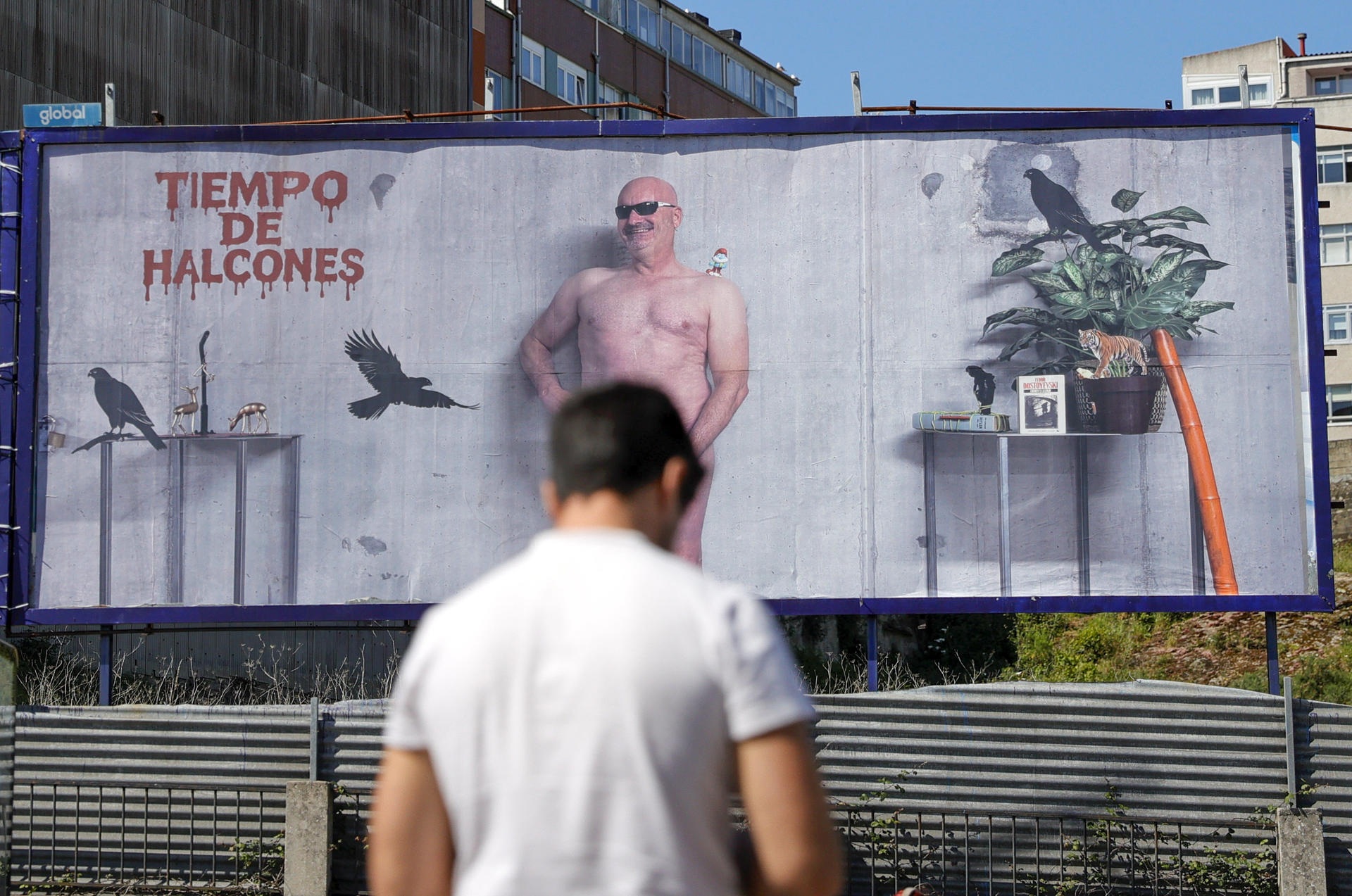 Cartel publicitario contratado en A Coruña por el artista Enrique Tenreiro, que pintó en octubre de 2018 la tumba de Franco en el Valle de Cuelgamuros y ahora, en busca de la paz, ha ideado una campaña en la que se desnuda contra los que denomina "halcones" y frente a las guerras. EFE/Cabalar