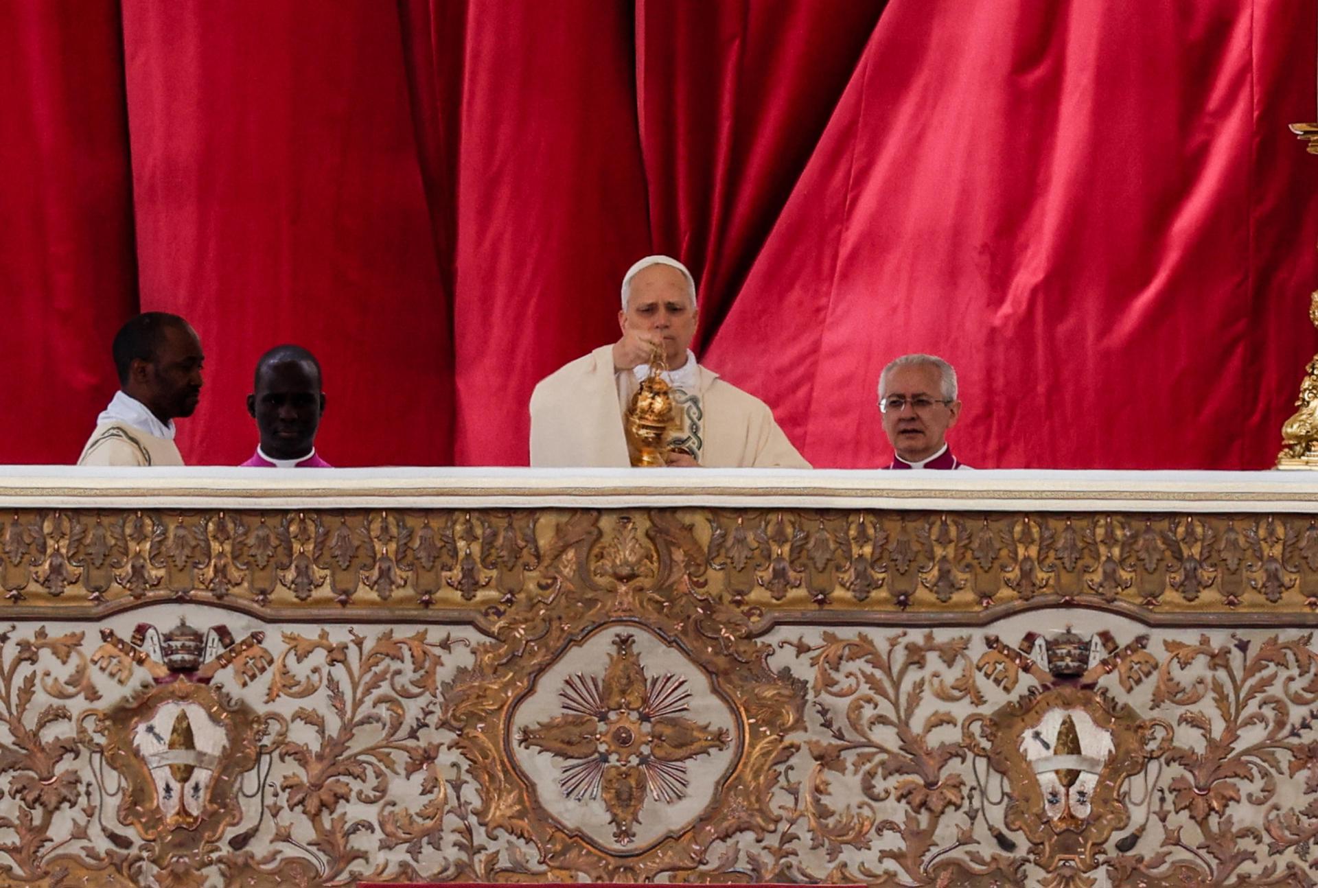 El papa León XIV dirige una misa solemne para el comienzo del pontificado, en la Plaza de San Pedro, Ciudad del Vaticano, el 18 de mayo de 2025. EFE/EPA/GIUSEPPE LAMI