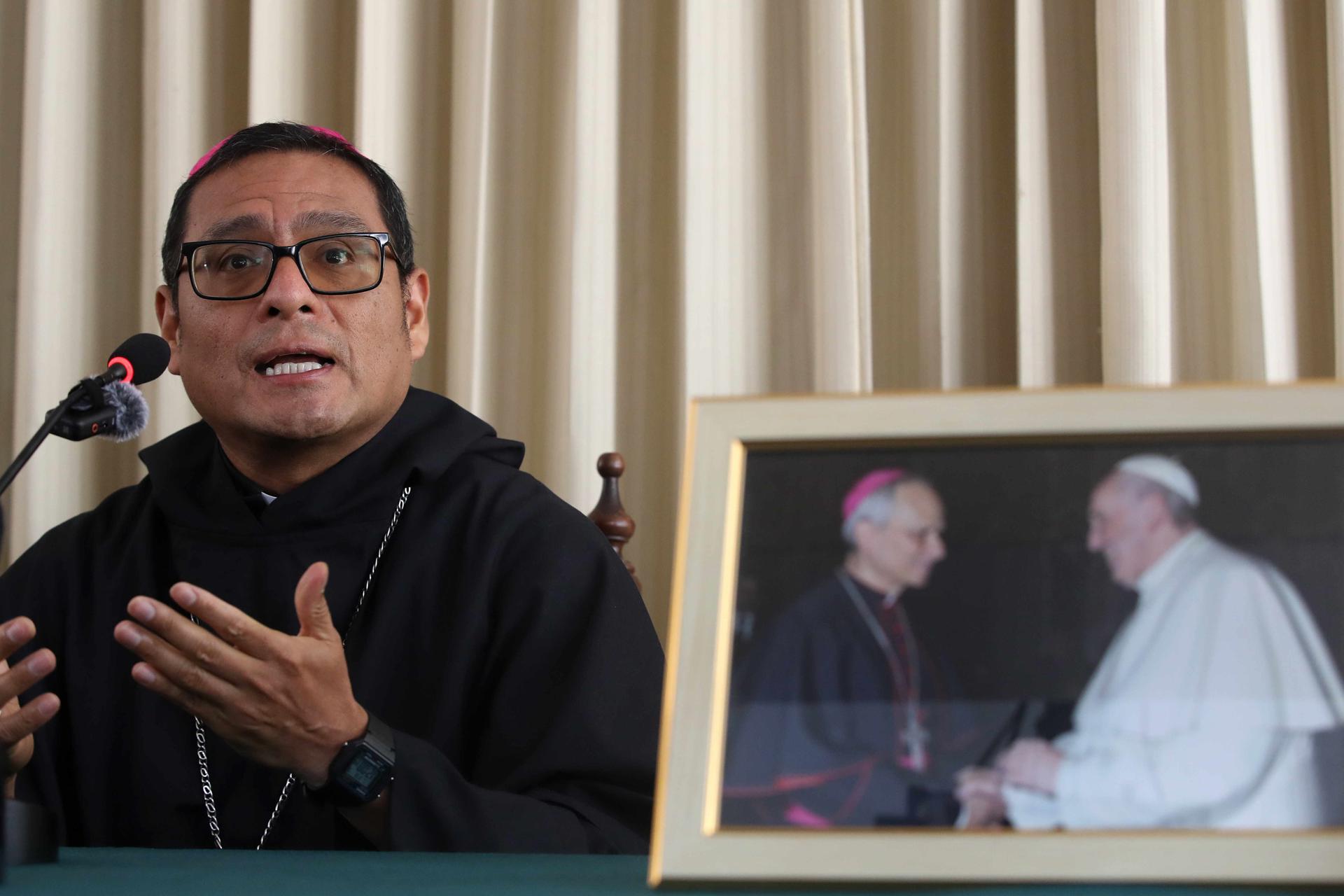 El obispo de Chiclayo, monseñor Edinson Farfán Córdova, al hablar este viernes, 9 de mayo, durante una rueda de prensa acerca del nombramiento del papa León XIV, en Chiclayo (Perú). EFE/Paolo Aguilar