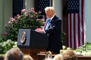El presidente de EE.UU., Donald Trump durante la promulgación de la ley Retirada de Contenidos (Take It Down Act) en los jardínes de la Casa Blanca en Washington (EE.UU.). EFE/EPA/WILL OLIVER