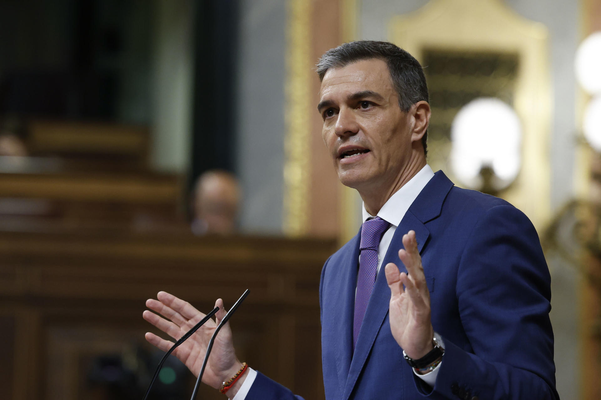 El presidente del Gobierno, Pedro Sánchez, durante su intervención en el pleno celebrado este miércoles en el Congreso, en el que ha informado del plan de defensa y del apagón masivo del 28 de abril. EFE/ JUAN CARLOS HIDALGO