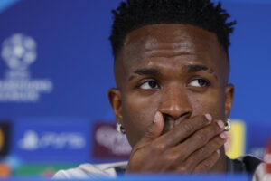 El delantero brasileño del Real Madrid, Vinícius, durante una rueda de prensa previa a un partido. . EFE/Juanjo Martín
