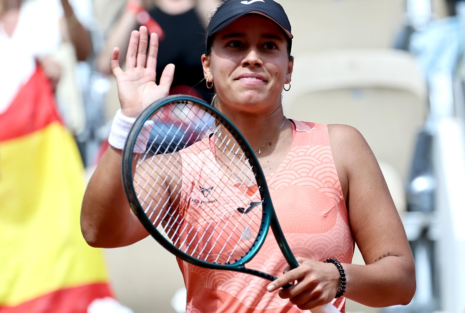 La tenista española Jessica Bouzas Maneiro celebra después de ganar su partido de primera ronda femenina contra la estadounidense Emma Navarro en el torneo de tenis de Grand Slam del Abierto de Francia en Roland Garros en París, Francia. EFE/EPA/CHRISTOPHE PETIT TESSON