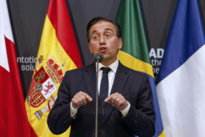 MADRID, 25/05/2025.- El ministro de Asuntos Exteriores, Unión Europea y Cooperación, José Manuel Albares, realiza declaraciones a los medios con motivo de la reunión que los ministros de Exteriores de países árabes y europeos mantienen este domingo en Madrid en el contexto del llamado Grupo de Madrid. EFE/ J.J. Guillén