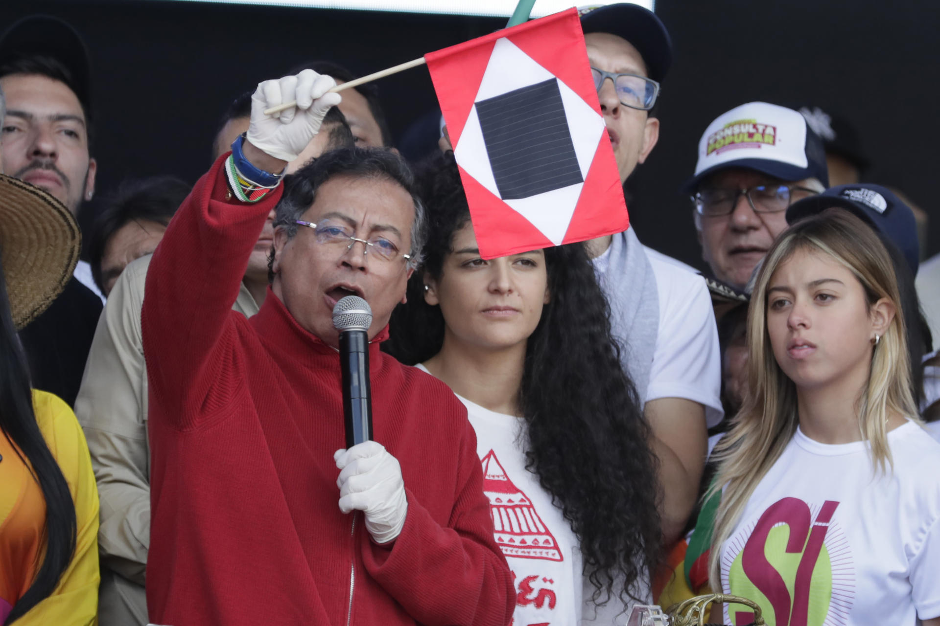 El presidente de Colombia, Gustavo Petro, sostiene una bandera este jueves, en la concentración por el Día del Trabajo en la Plaza de Bolívar en Bogotá (Colombia). EFE/ Carlos Ortega