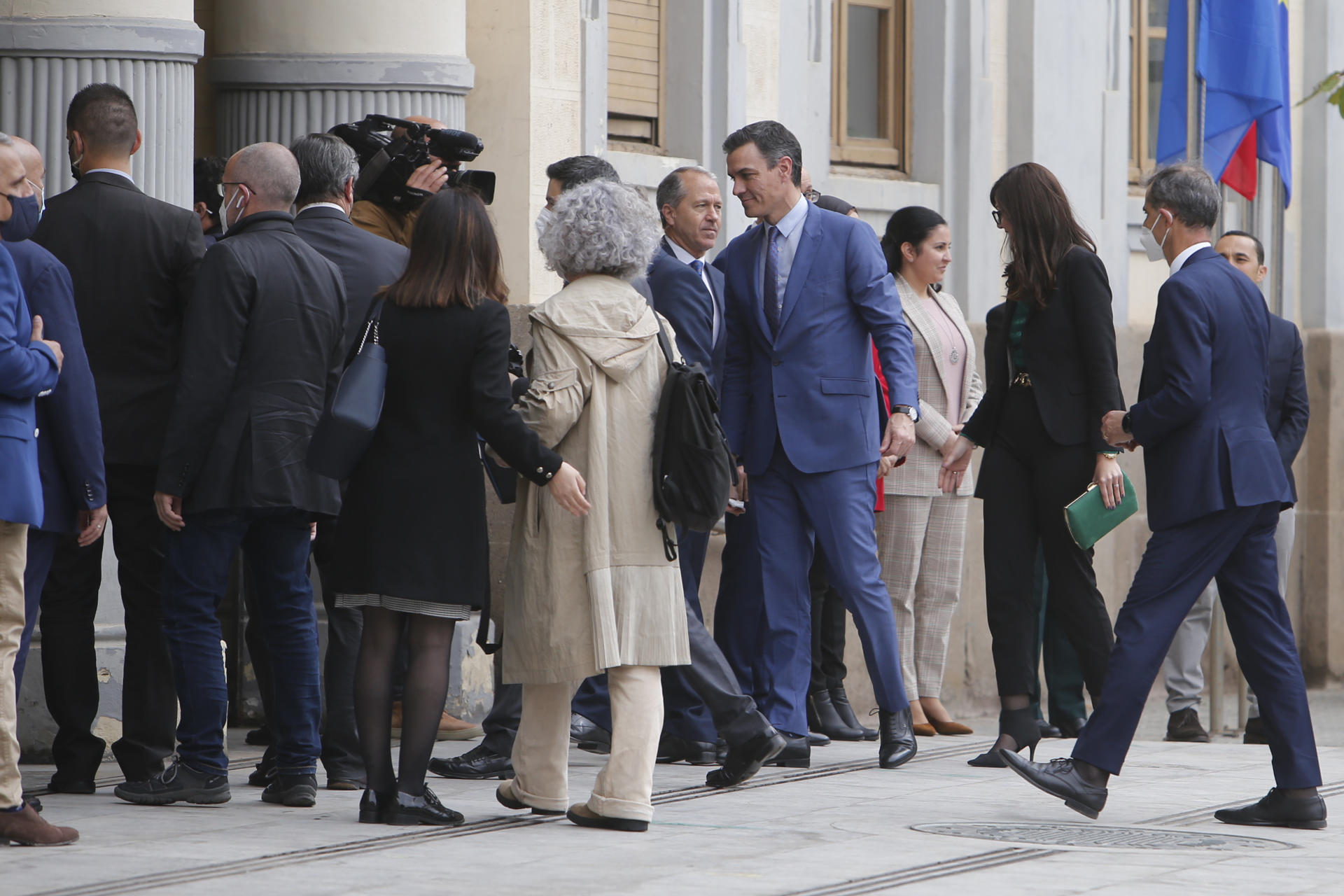 Foto de archivo (23/03/2022) del presidente del gobierno Pedro Sánchez (c), durante su visita a las obras del Hospital Universitario de Melilla.- EFE / Salvador A. G. Guerrero