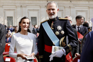 Los reyes de España, Felipe VI y Letizia, a su llegada a la misa del inicio del pontificado del papa León XIV este domingo en la plaza de San Pedro en el Vaticano. EFE/Casa Real/Francisco Gómez -SOLO USO EDITORIAL/SOLO DISPONIBLE PARA ILUSTRAR LA NOTICIA QUE ACOMPAÑA (CRÉDITO OBLIGATORIO)-