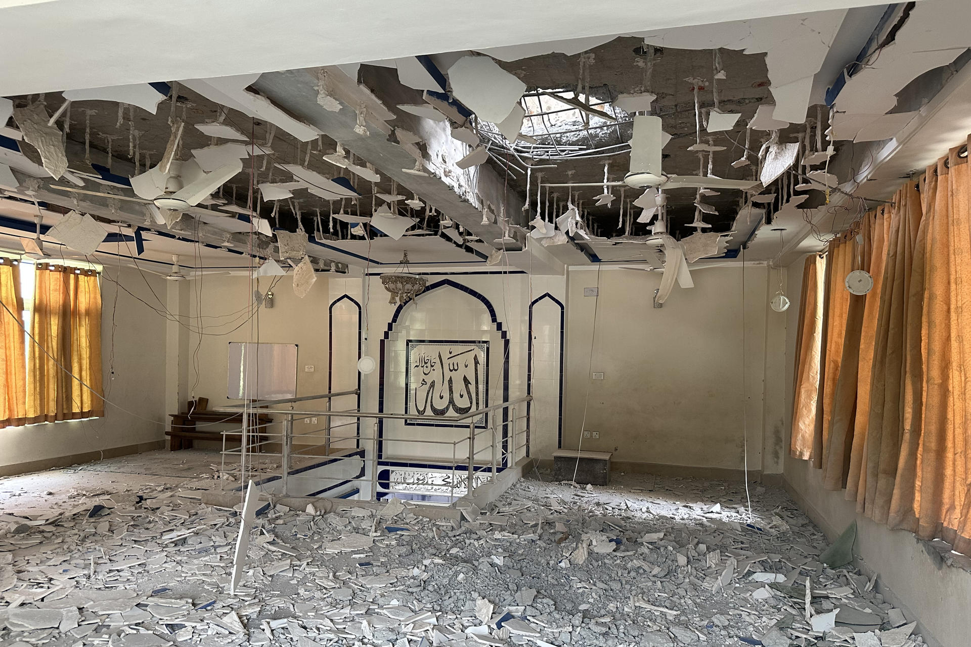 KOTLI, 08/05/2025.- Efectos del ataque indio de este miércoles contra supuesta infraestructura terrorista en Pakistán, pero que Islamabad denunció que afectó a zonas civiles. Cientos de familias han abandonado sus hogares en la volátil Cachemira administrada por la India tras el aumento de hostilidades entre India y Pakistán, marcado por el fuego cruzado en la frontera de facto entre ambos países, que ha dado lugar a la muerte de más de una decena de civiles en suelo indio. EFE/Amjad Ali