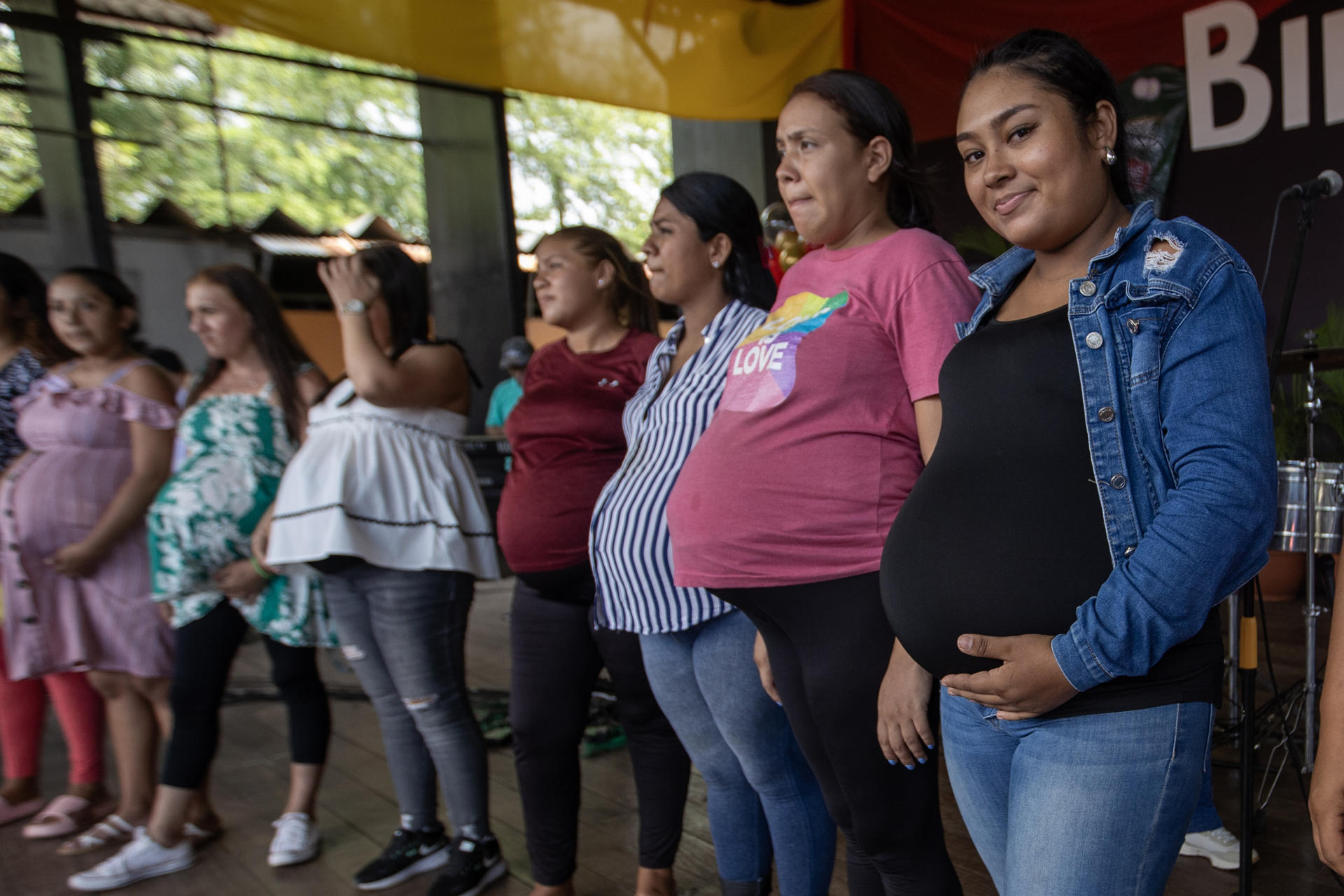 Eveling Reyes, de 28 años, con siete meses de embarazo y cuatro hijos, ganó el peculiar concurso 'La madre panza', celebrado por el Día de la Madre y en el que participaron 14 mujeres embarazadas. EFE/ Jorge Torres